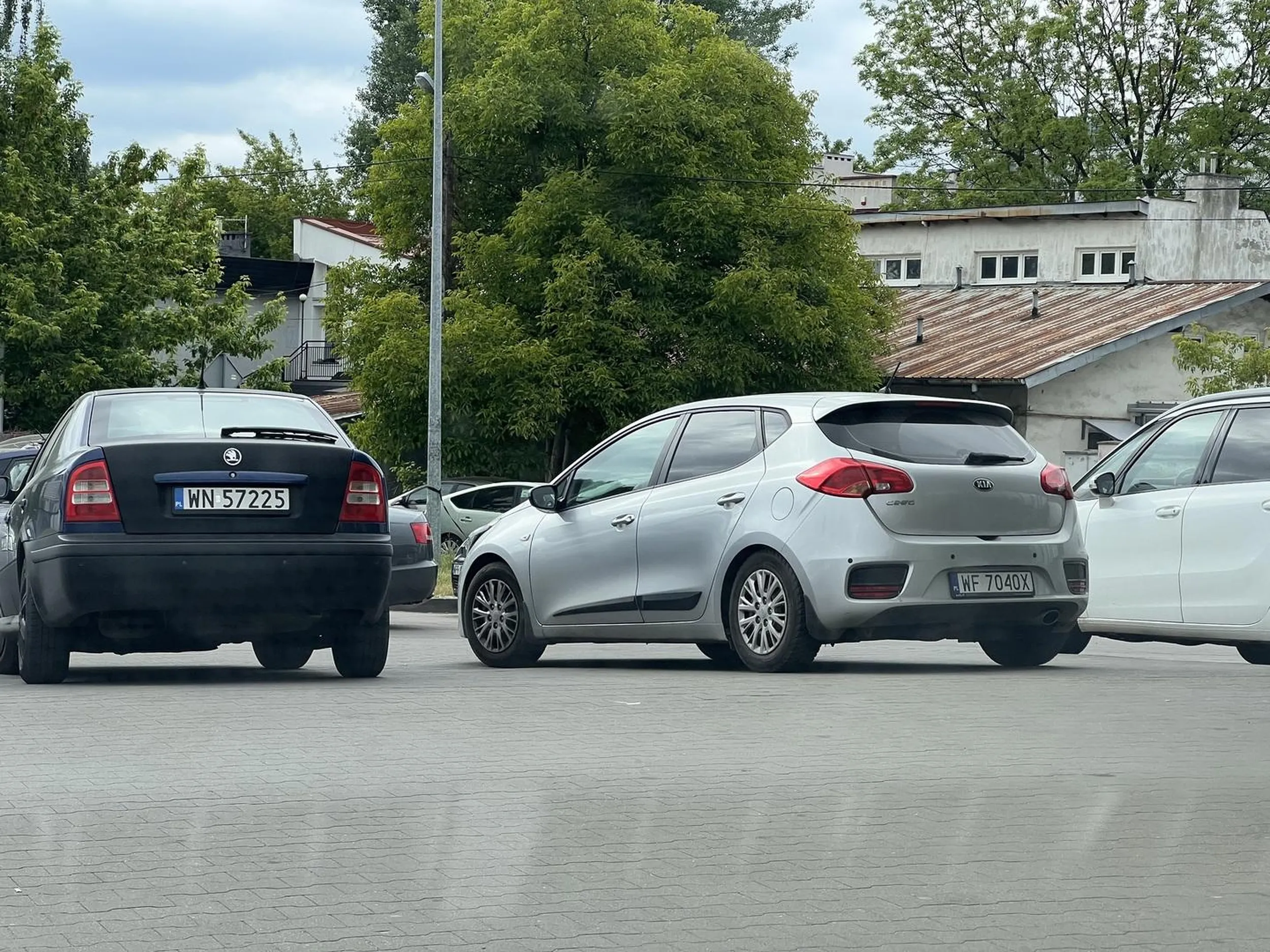 Ameba parkingowa, z cyklu głupi i głupszy. Aleje Jerozolimskie 454, Pruszków