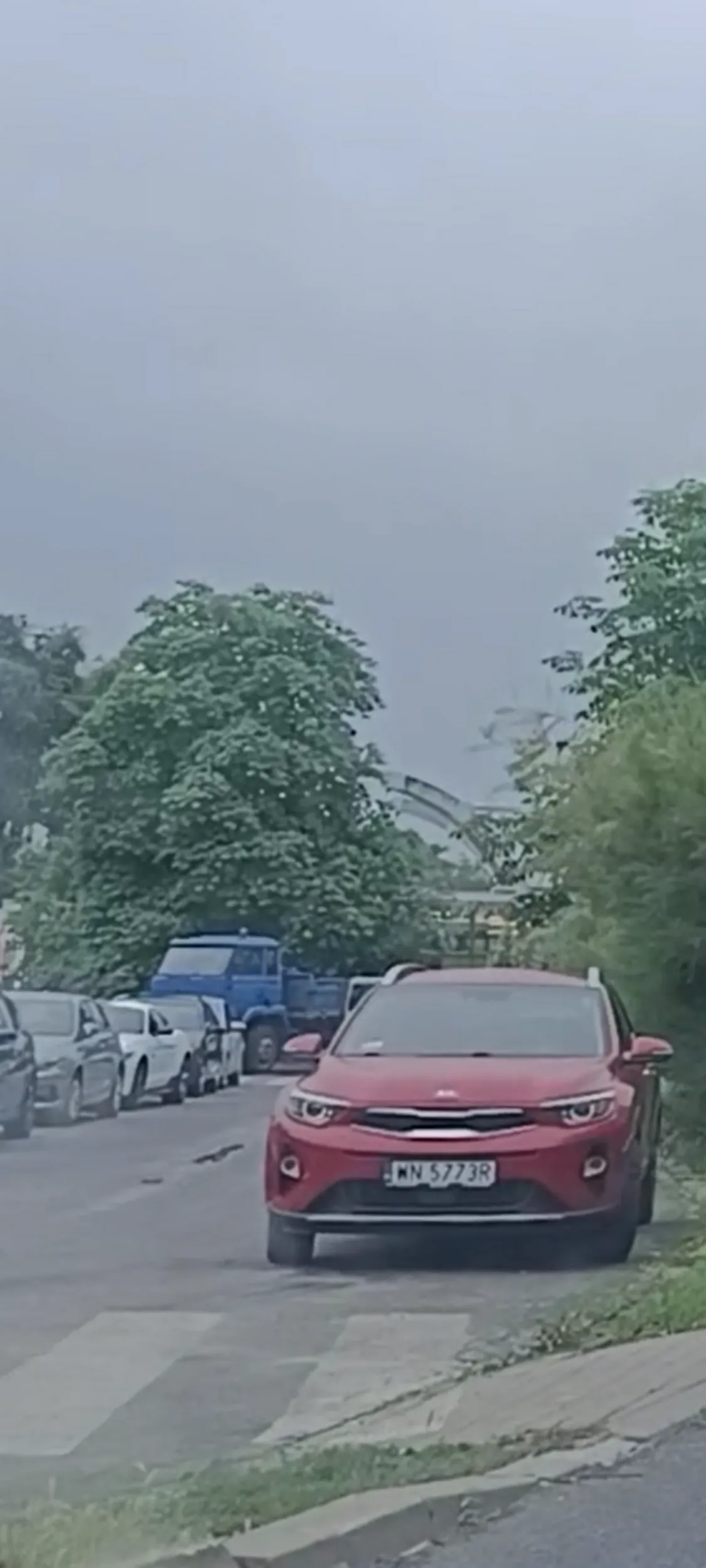 Ameba parkingowa stoi przed przejściem dla pieszych i na odcinku ulicy gdzie jest zakaz zatrzymywania się i postoju