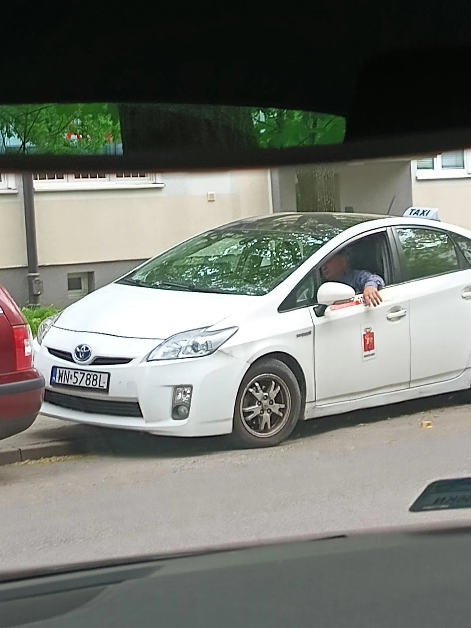 Śmieciarz. Zjadł pasztecik i puszka za okno.