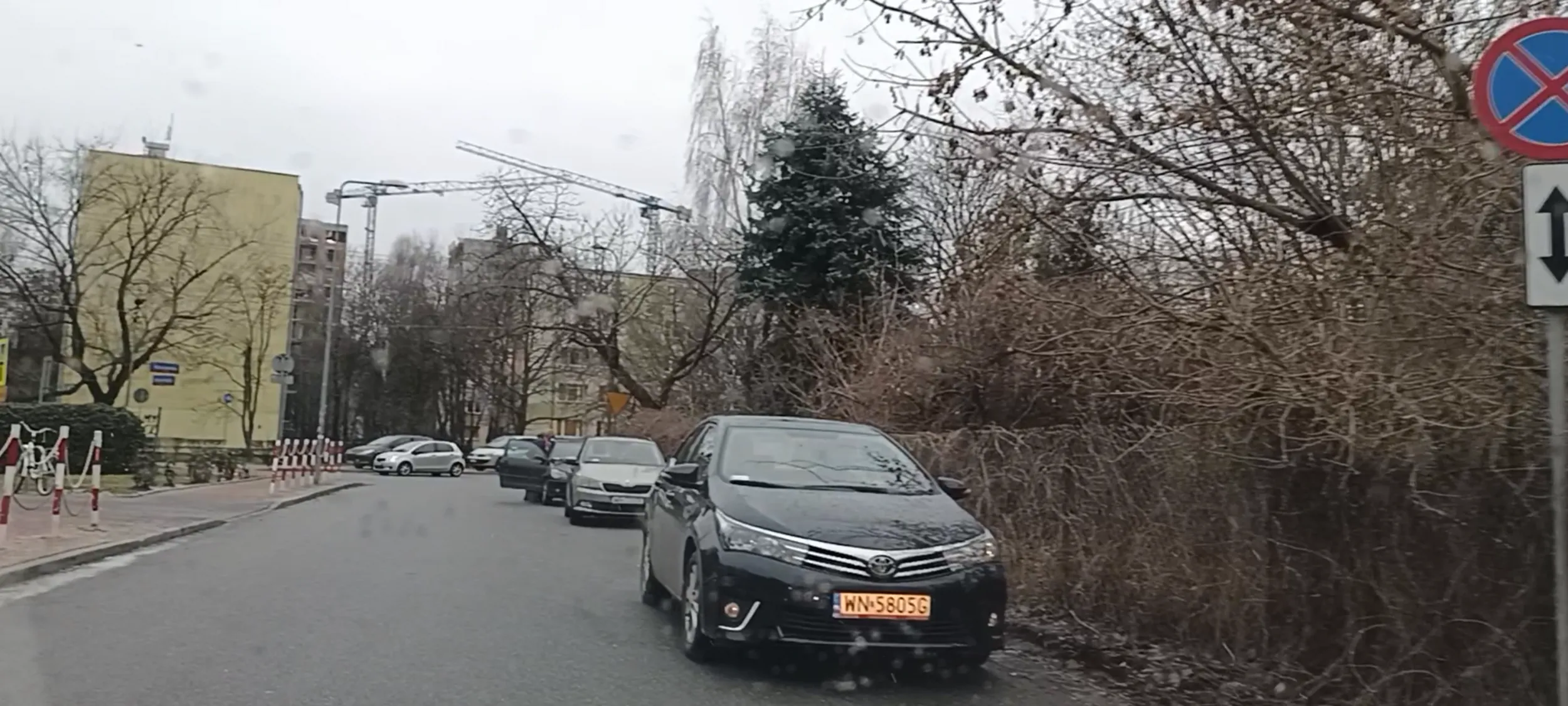 Mistrz parkowania na ulicy na zakazie zatrzymywania się i postoju B-36.