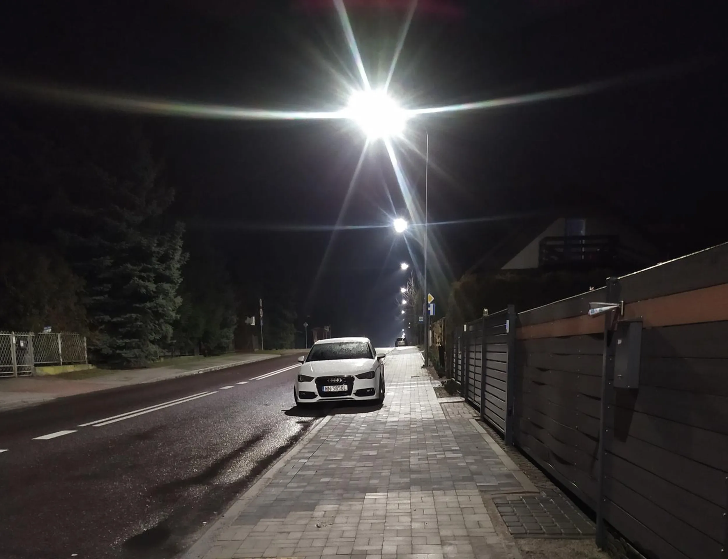 Naucz się parkować a nie zastawiać chodnik czy zasłaniać wyjazd leniu pi34dolony. To nie jest twoja droga a w tym miejscu nie ma parkingu. Jeszcze raz cie zobaczę, to więcej tam nie staniesz.