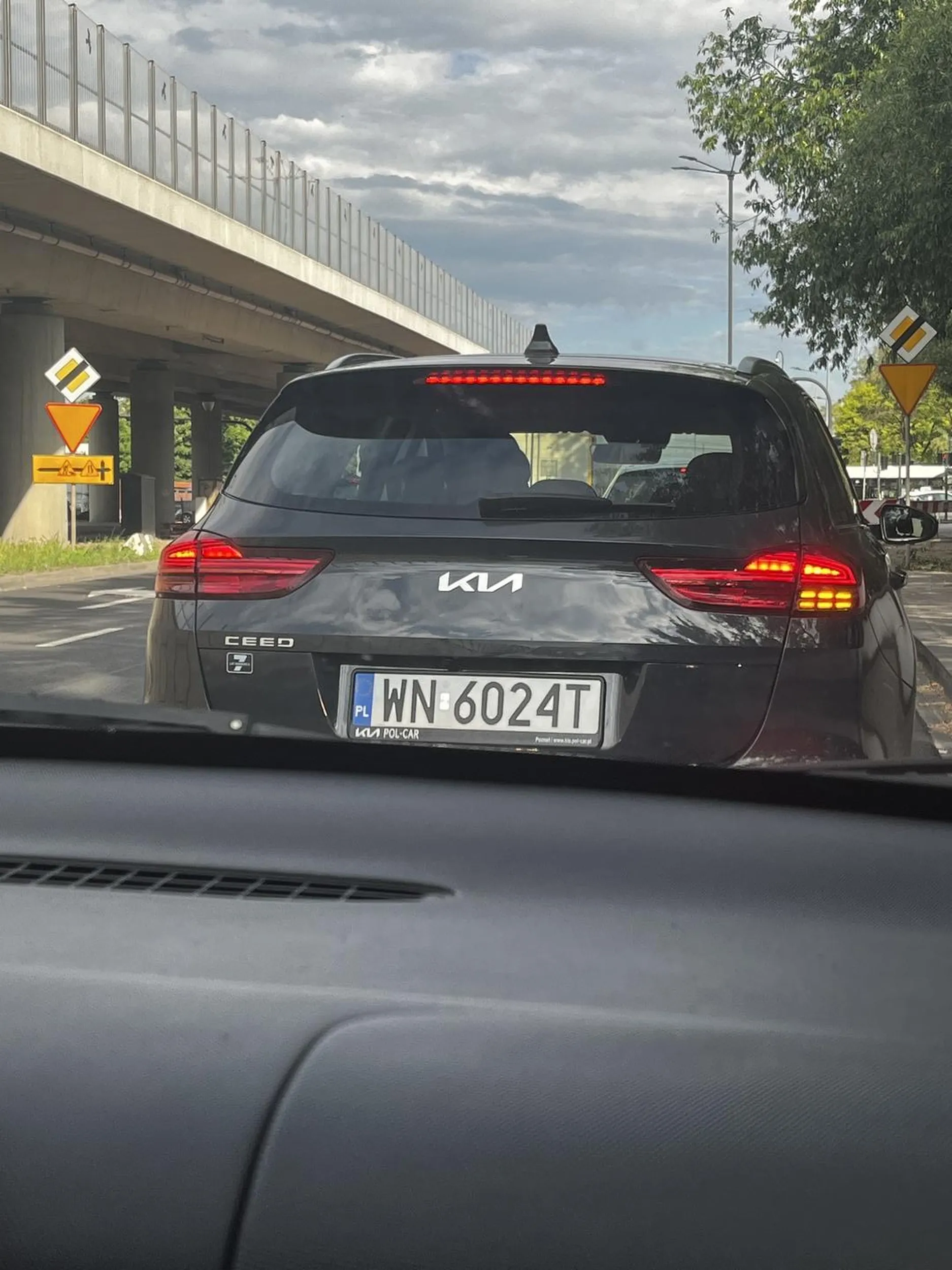 Chamski kierowca, wpycha się na siłę i nawet nie podziękuje.