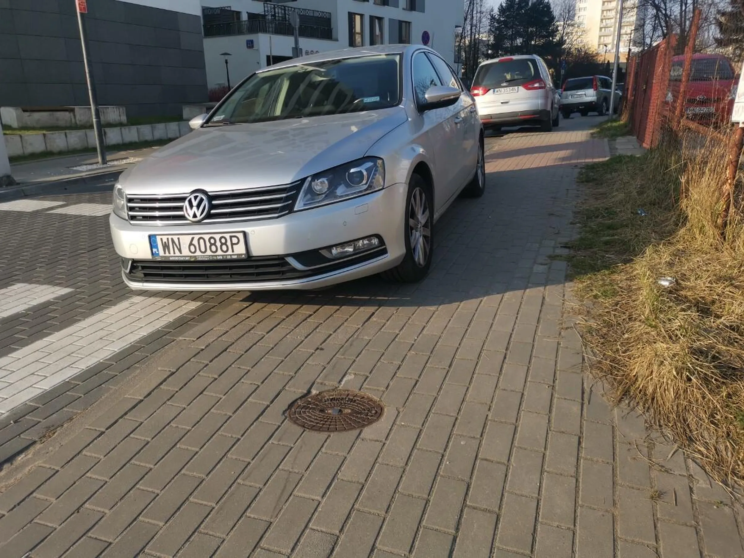 Notorycznie parkuje tuż przy, a często i na przejściu dla pieszych. No bo przecież przejść się kilka- max kilkadziesiąt metrów dalej na normalne miejsce parkingowe to już za daleko.