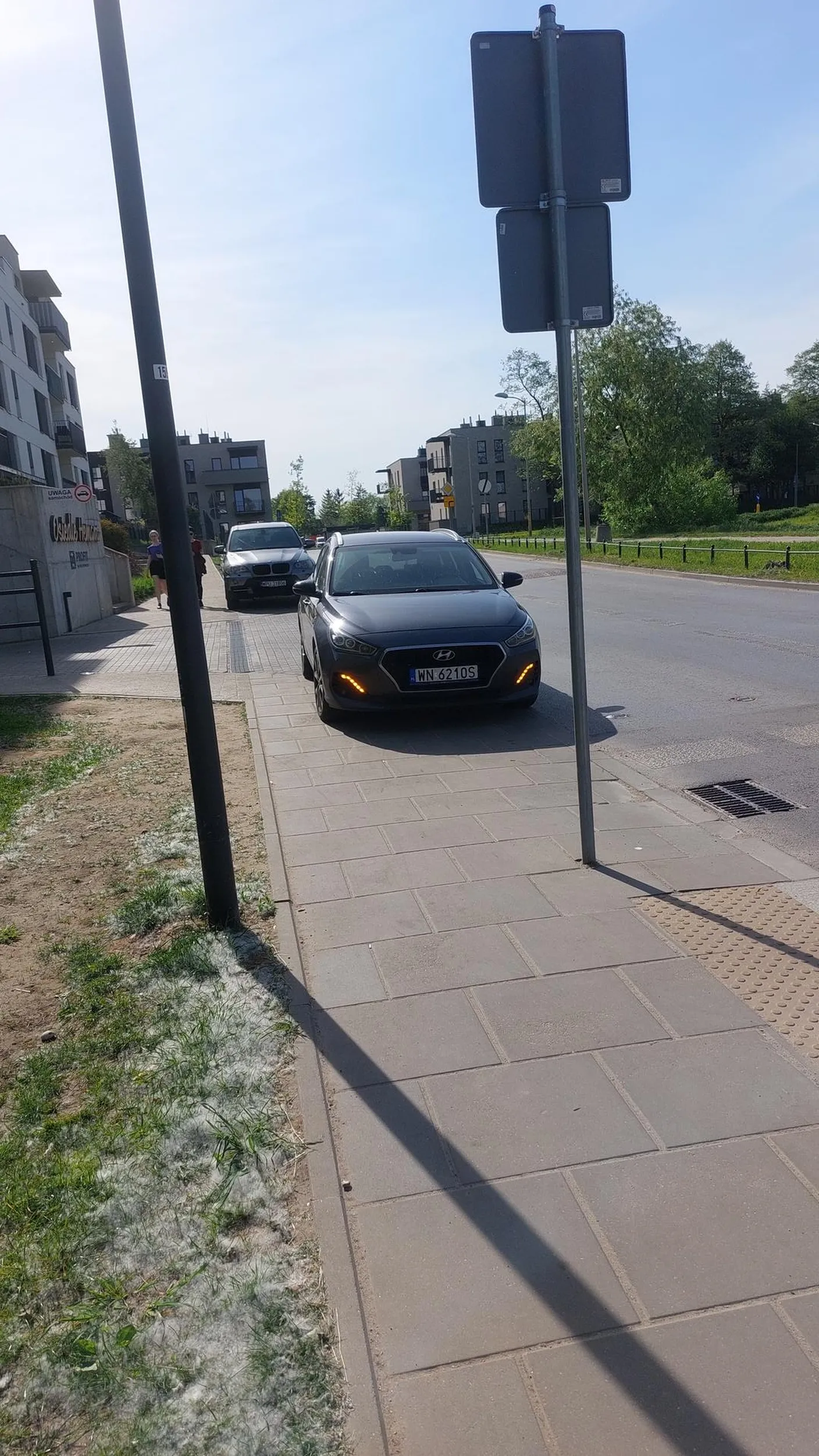 Kierowca nie dość, że parkuje auto ok. 1.5 m przed przejściem dla pieszych to zajmuje niemalże całą szerokość chodnika.