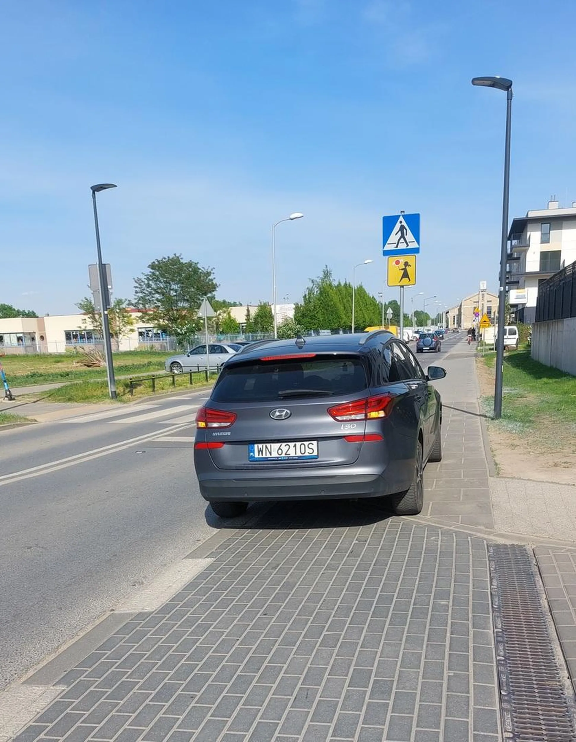 Kierowca nie dość, że parkuje auto ok. 1.5 m przed przejściem dla pieszych to zajmuje niemalże całą szerokość chodnika.