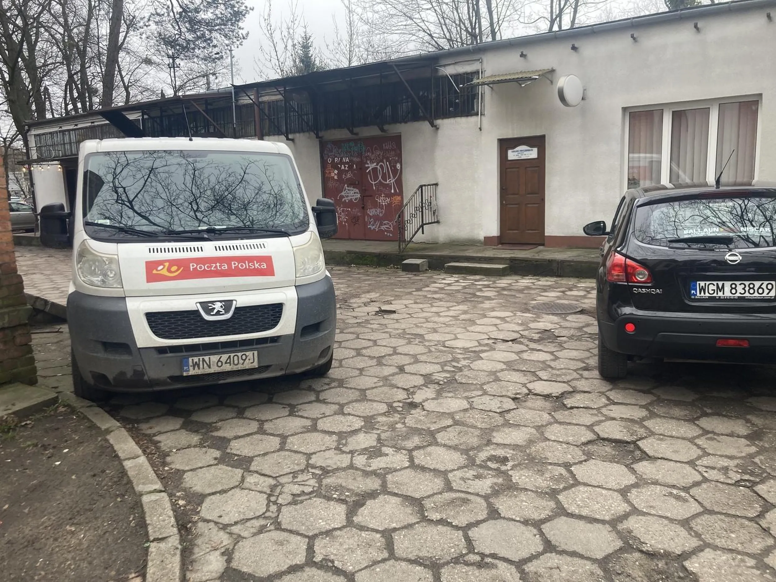 Cham. Poprosilem zeby cofnal bo blokuje przejazd (mial miejsce z tylu i siedzial w samochodzie). Poszedl do poczty i mnie zlał. Nie mialem jak przejechać. Dopiero jak zrobilem awanture w srodku laskawie przestawil samochód