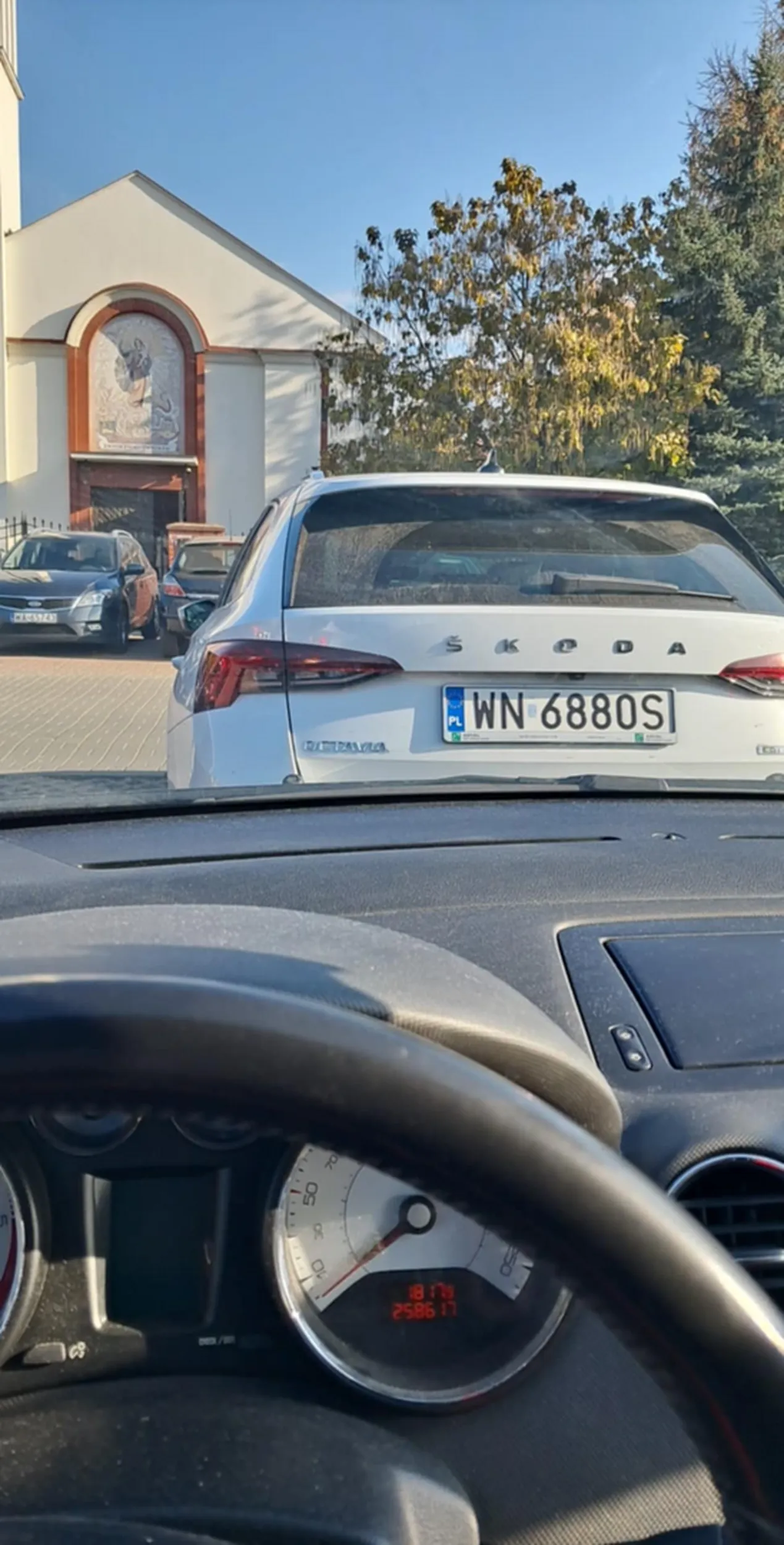 Proszę nie zastawiaj mnie następnym razem pod kościołem bez mojej zgody. Naprawdę ciężko czeka się 30 minut przymusowo uczestnicząc w mszy.