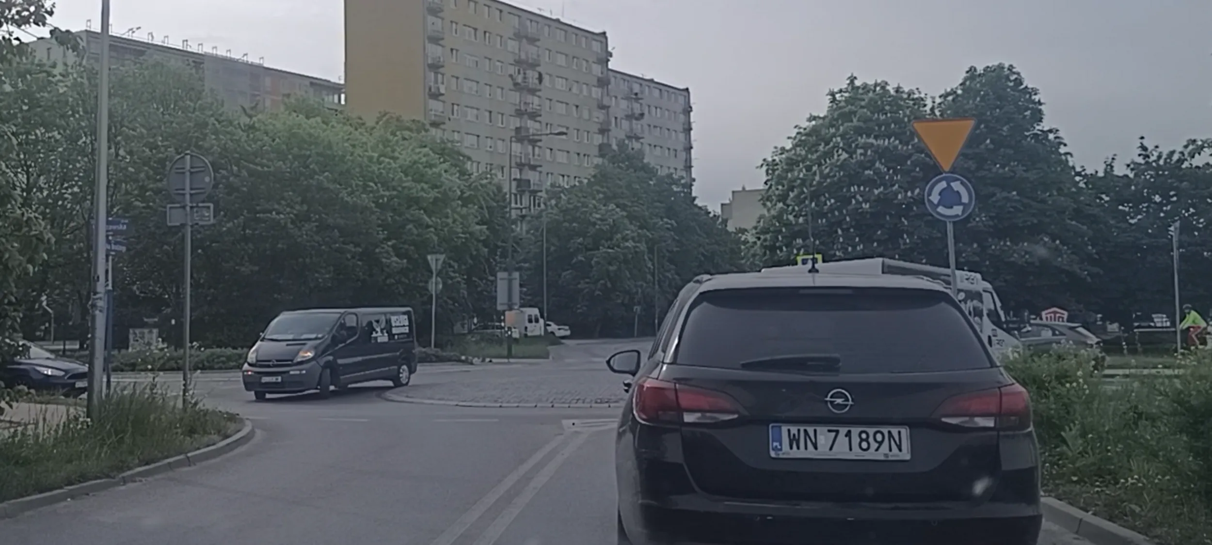 Kierująca baba ogląda coś w telefonie albo pisze SMS w czasie jazdy i w ogóle nie patrzy na jezdnię