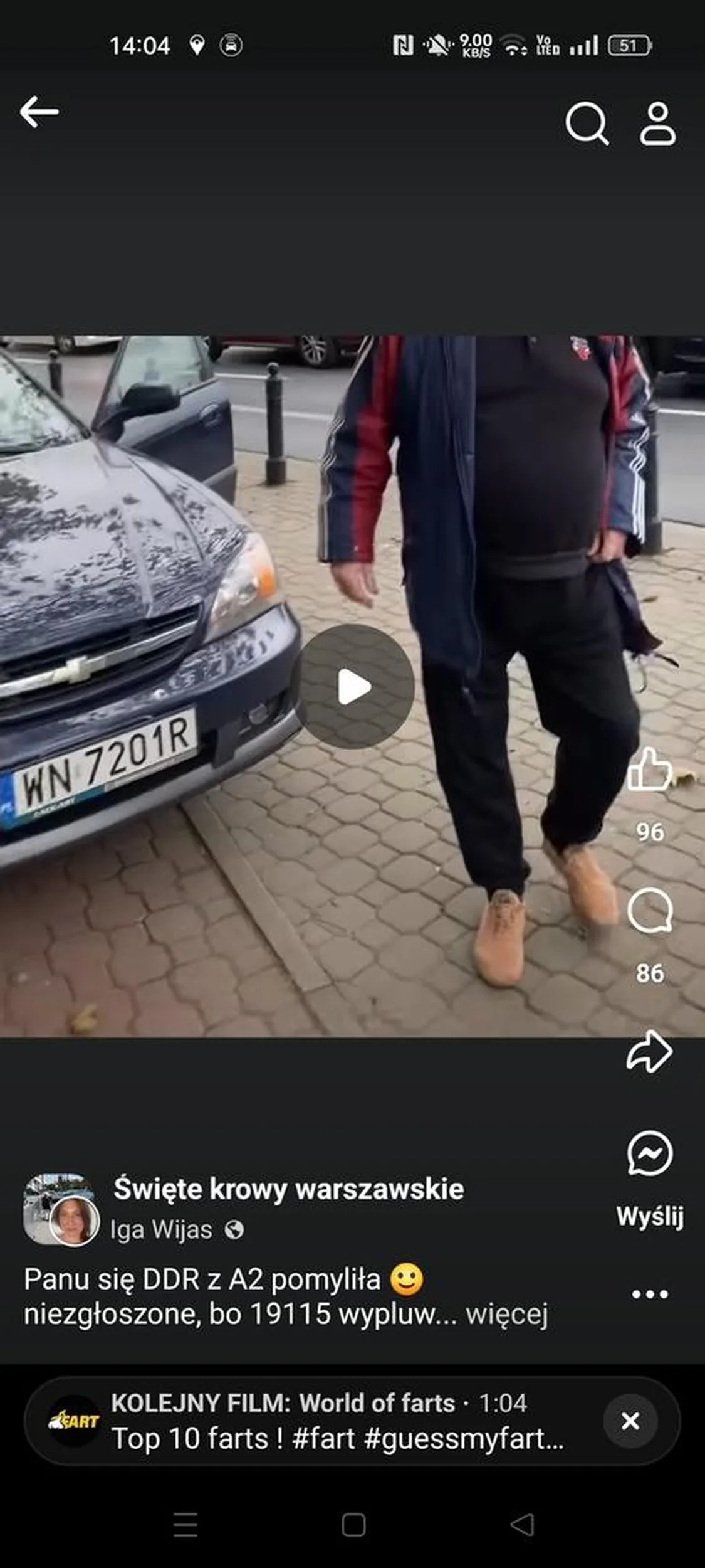 Dziadziuś jeździ wzdłuż po chodniku. Prawko do oddania.