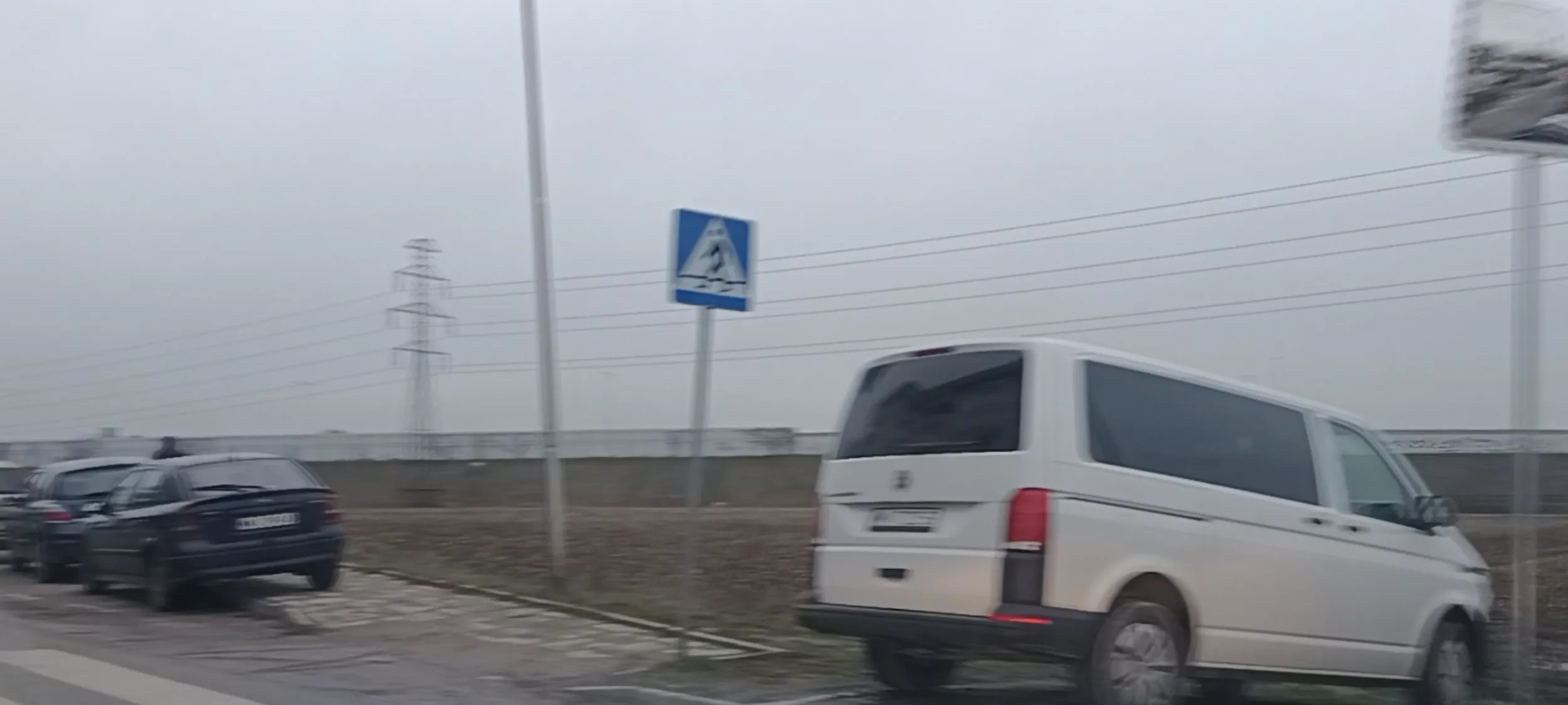 Parkowanie byle jak i byle gdzie w błocie przy przejściu dla pieszych