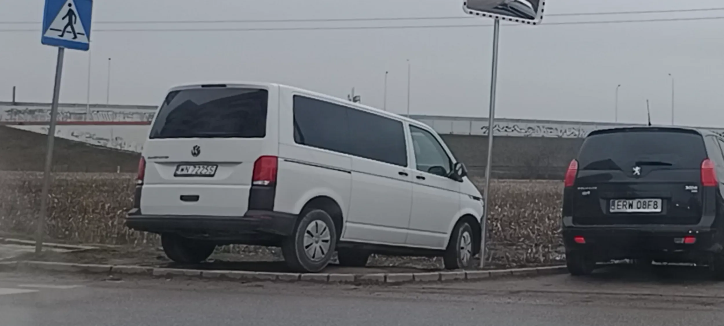 Parkowanie byle jak i byle gdzie w błocie przy przejściu dla pieszych