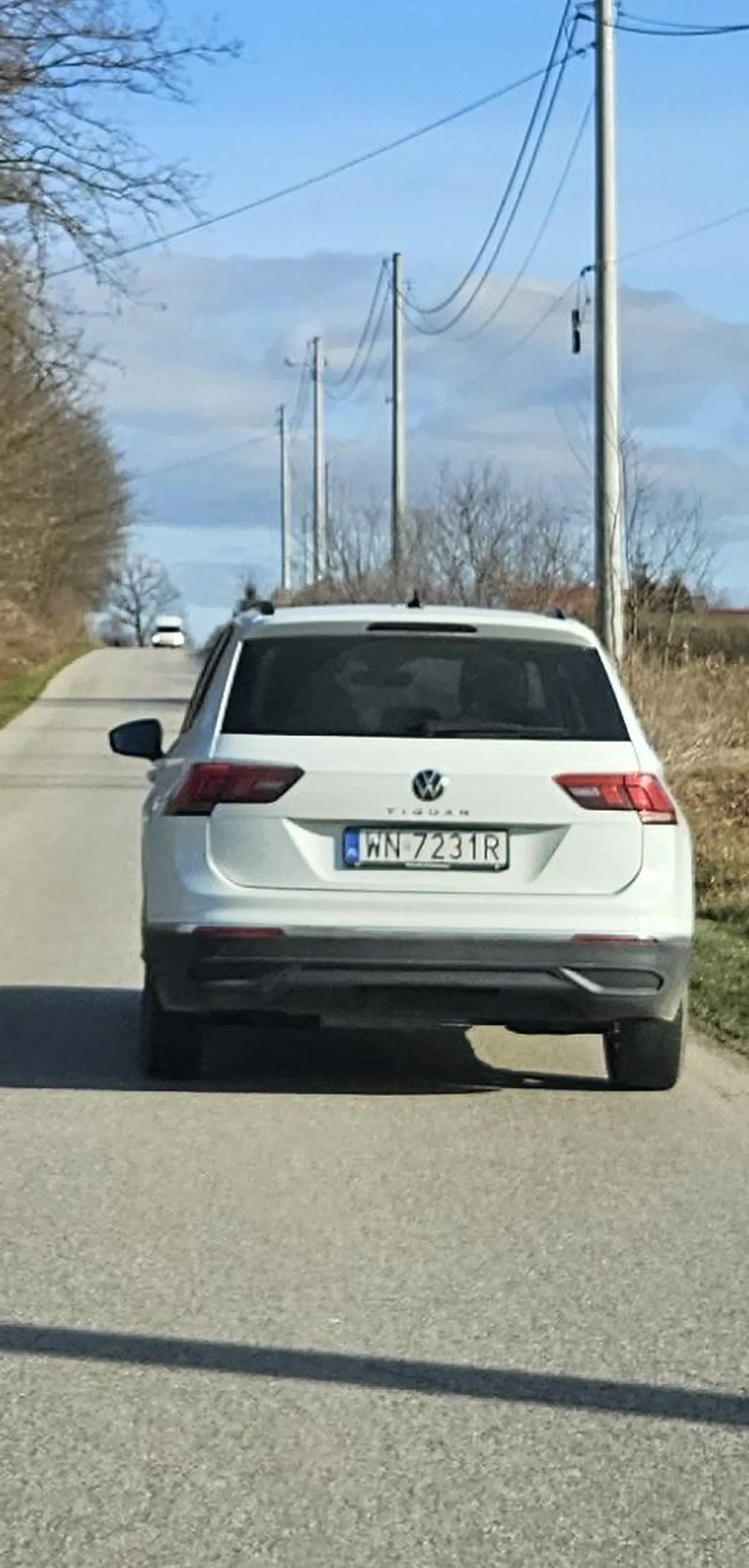 Śmieciarz i syfiarz. Podczas jazdy wyrzuca śmieci przez okno.