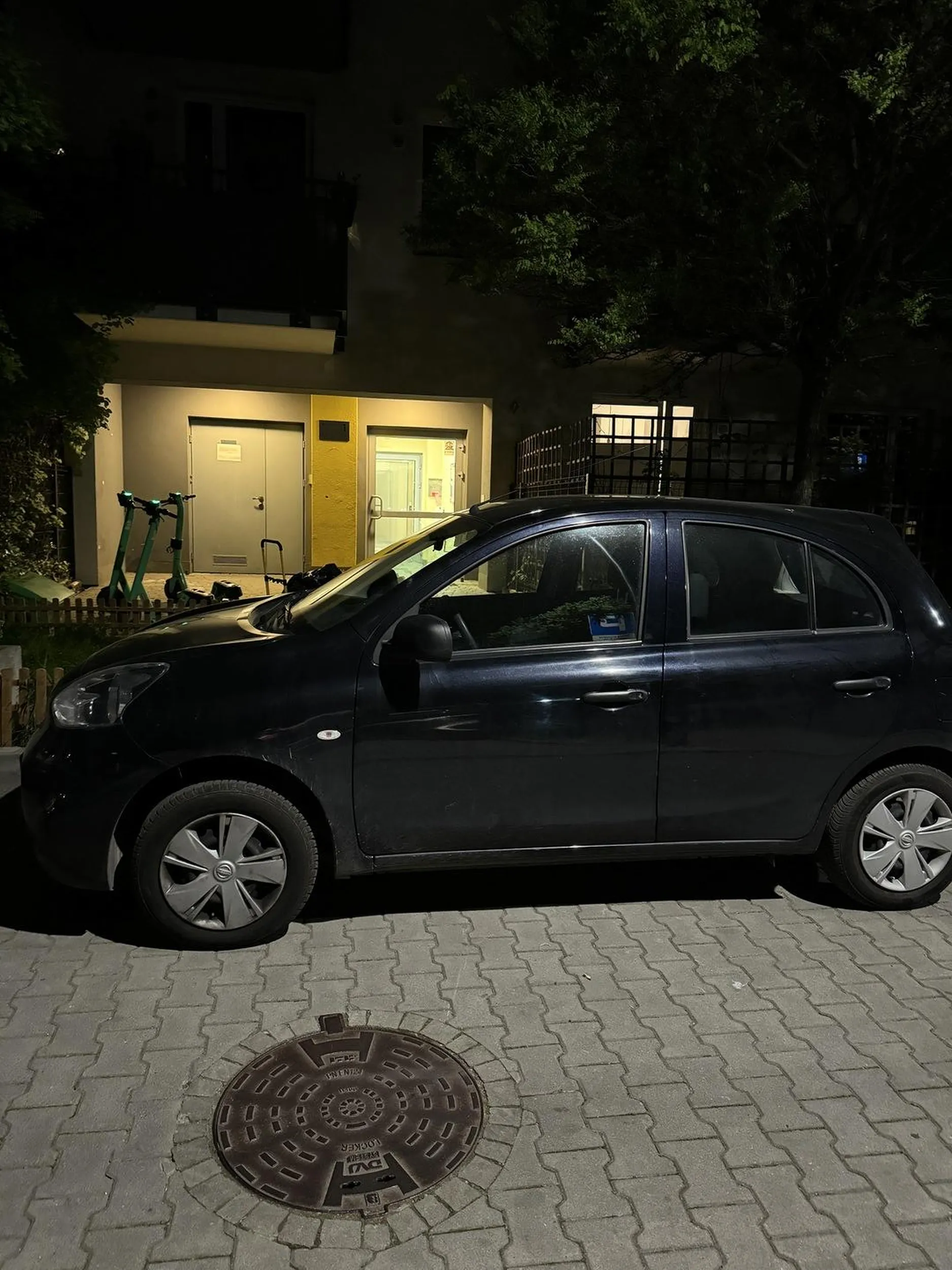 Kompletny brak mózgu zastawił kompletnie wejście do bloku zaciągając ręczny tak że nawet przepchać się nie dało…całą noc stał a rano śmieciarka nie odebrała śmieci ponieważ dalej stał