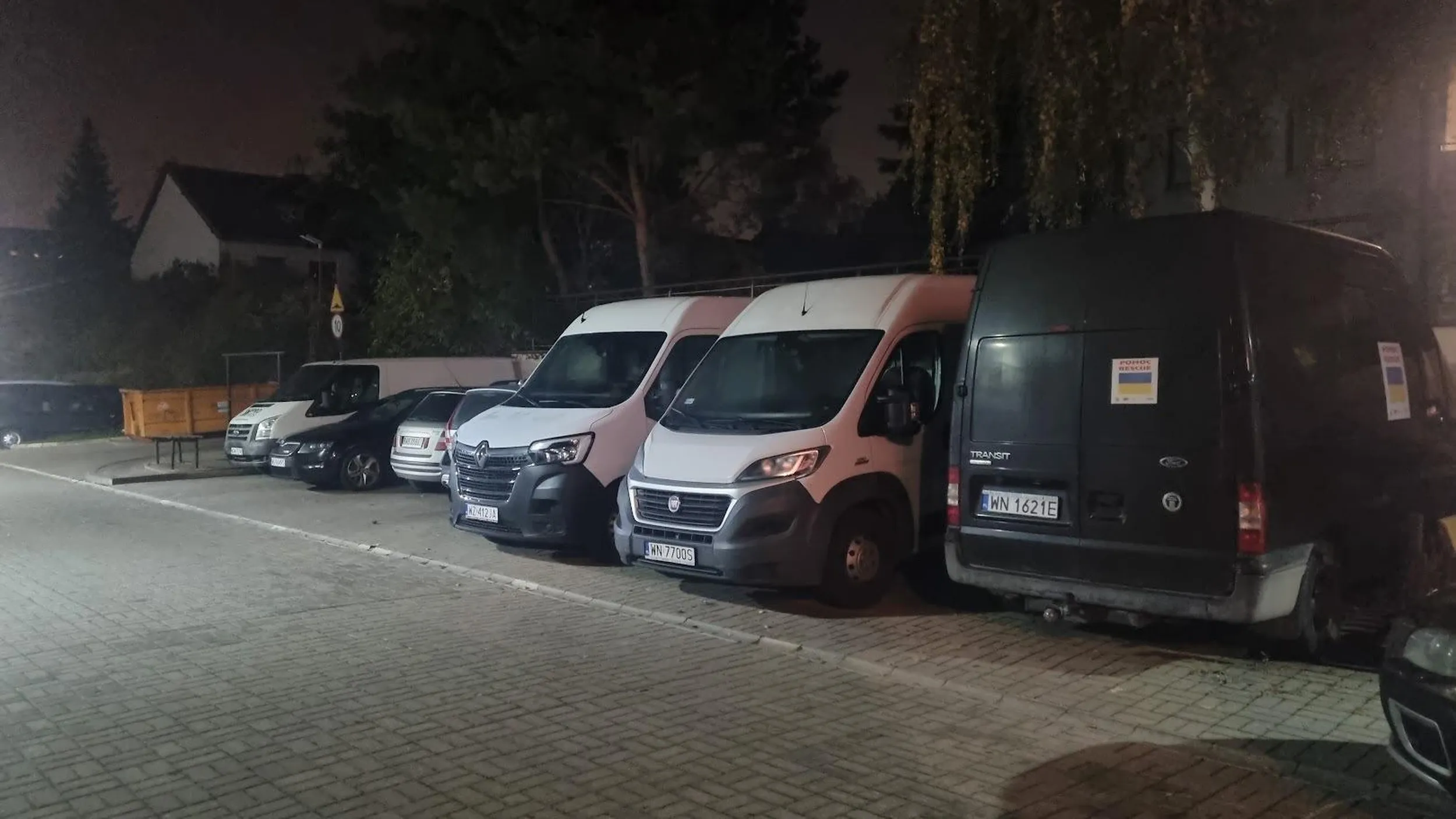 Prywaciarz parkuje na osiedlowym parkingu, bo jak typowy janusz nie będzie przecież płacił za parking dla dostawczaków.