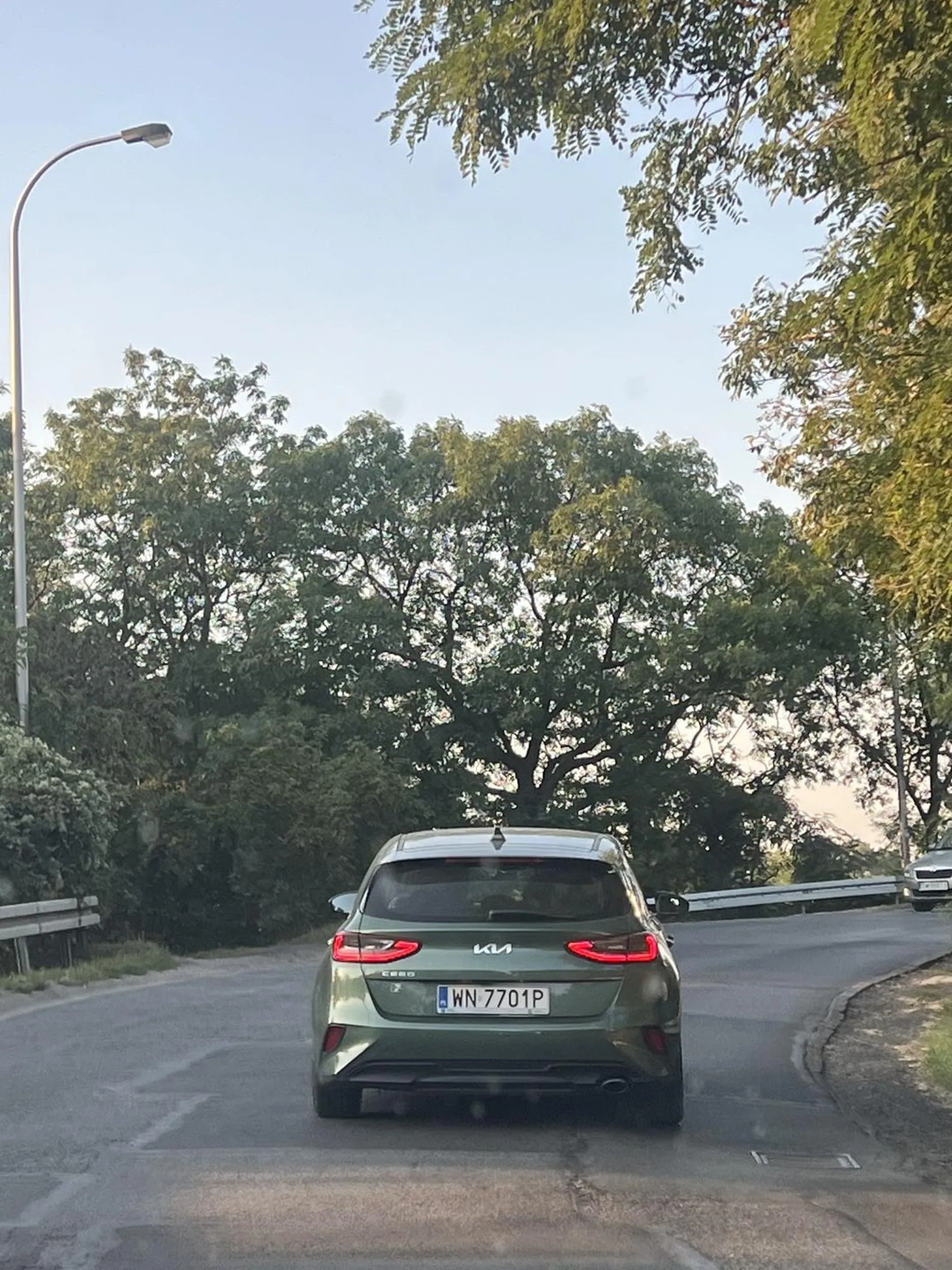 Świetny, minutowy, manewr zawracania na wąskiej krętej drodze tatuśku. Rozumiem że własne życie ci nie miłe, ale pomyśl o dziecku zanim wykonasz taki manewr w niedozwolonym miejscu na 10 razy.