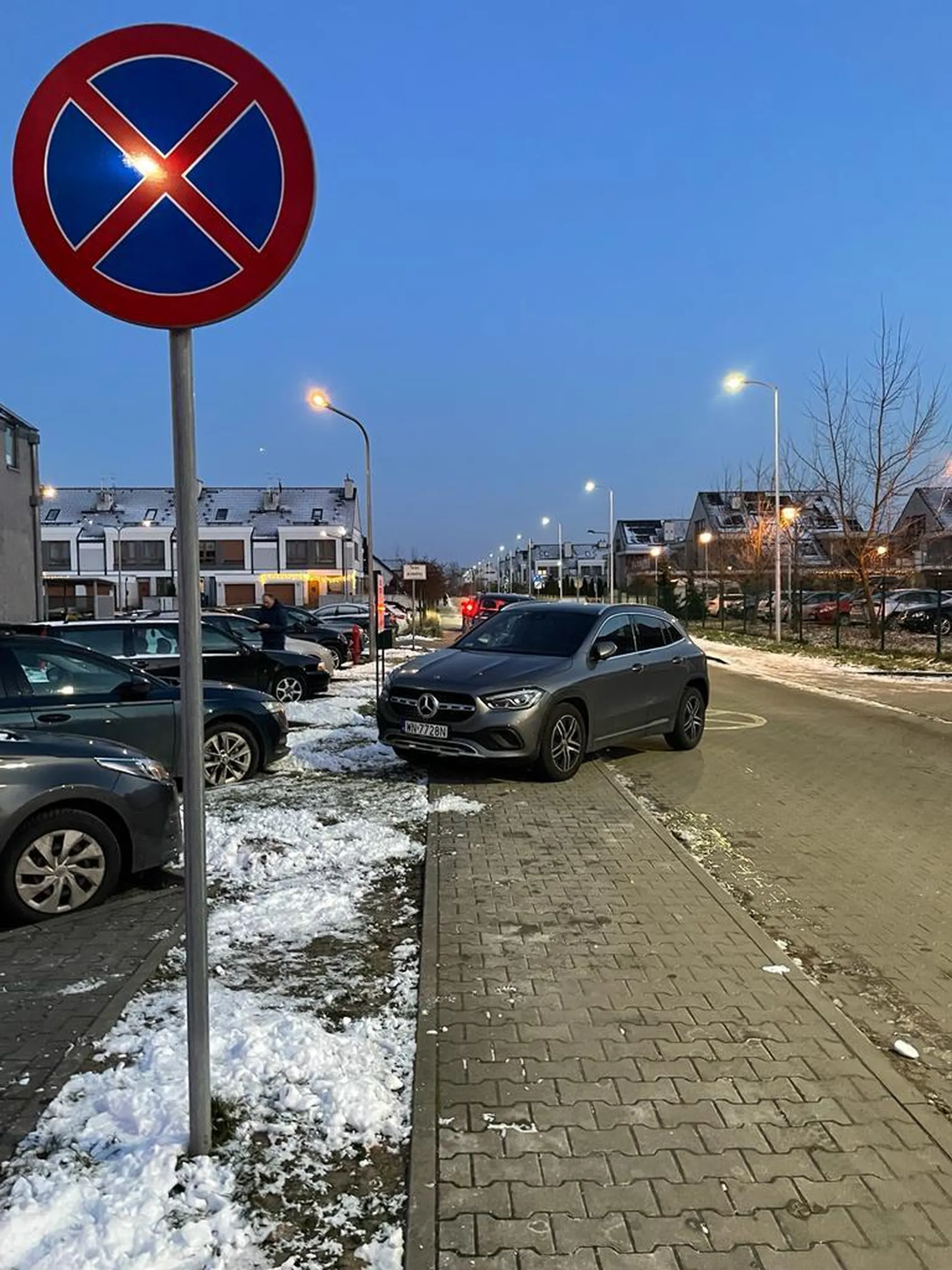 Wysoka ul. Jasna Parkowanie pod City Market w sposob  uniemozliwiajacy ruch pieszych oraz utrudniajacy ruch pojazdow