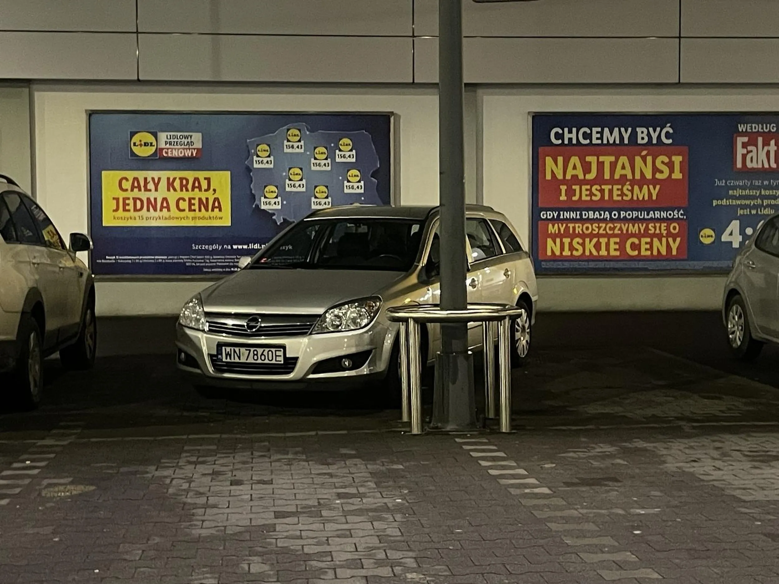 Mistrz parkowania. Jak by się postarał bardziej to zajął by trzy miejsca