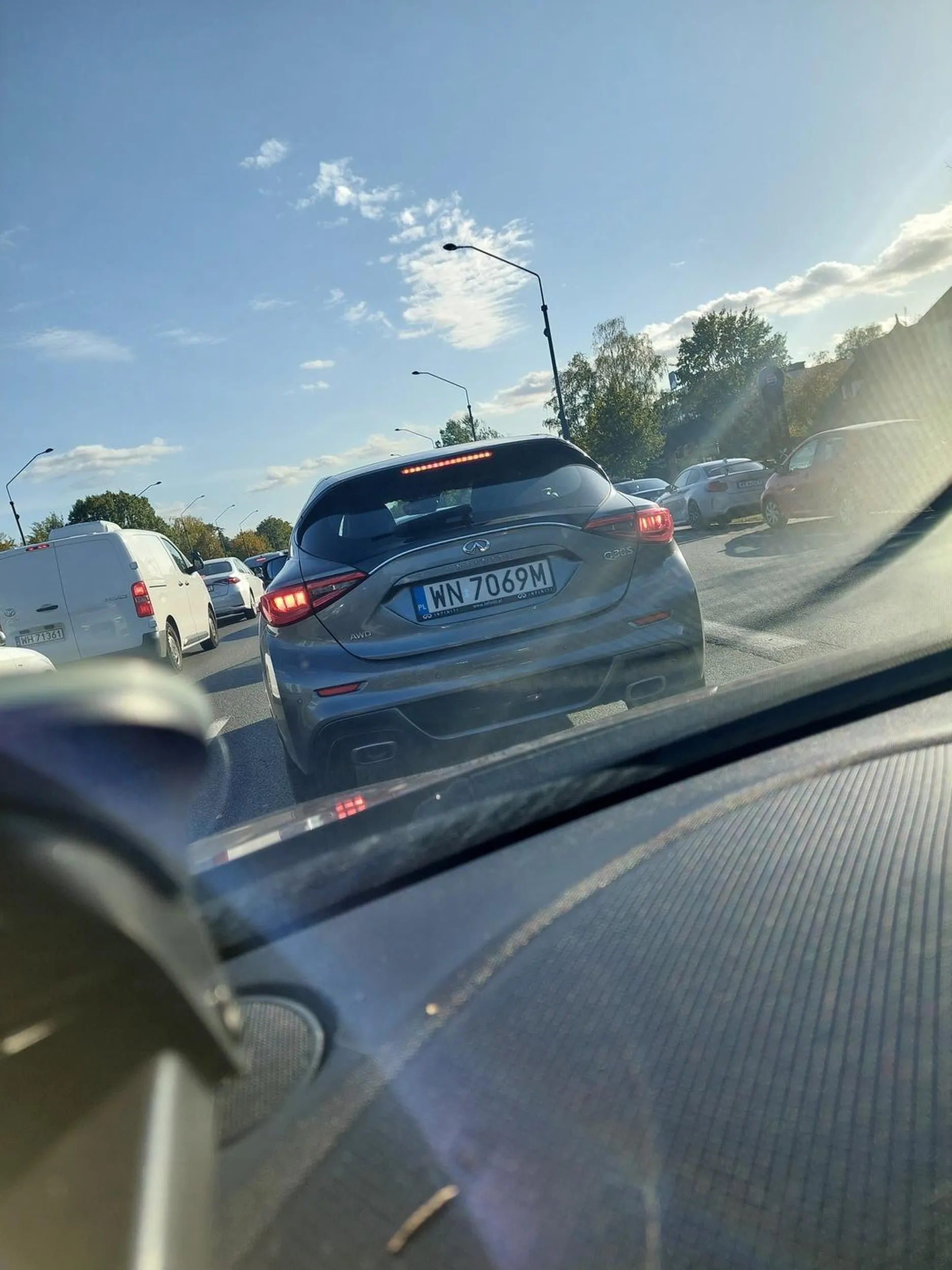 Baba odlot. Wpycha się na chama nie patrzy że na maskę co ja to obchodzi Jedzie i ogląda paznokcie.Niestety foto zdarzenia nie mam bo nie byłam w stanie wykonać zdjęcia