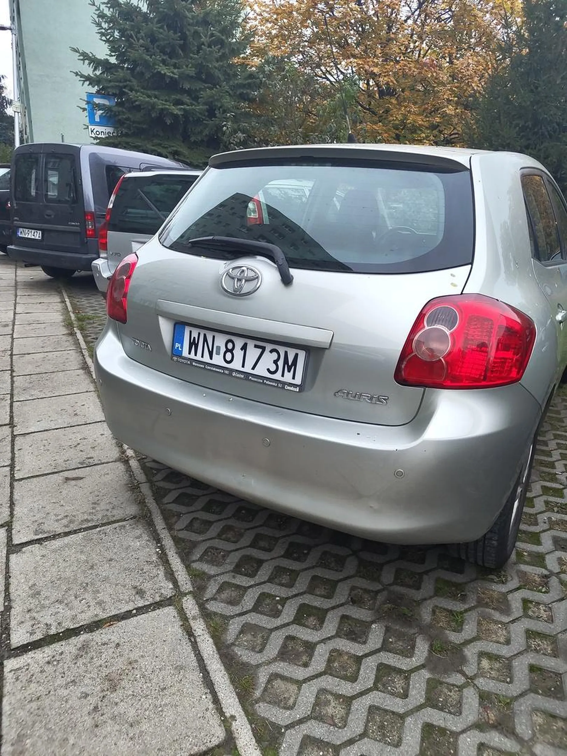 Parkuje na centymetry. Nie można normalnie wejść do auta