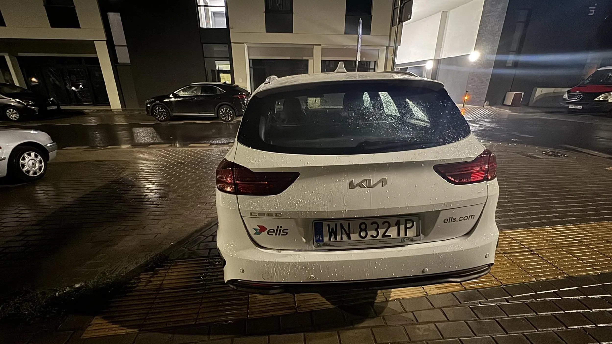 Tuż przed przejściem, poza przeznaczoną na parkowanie zatoczką.