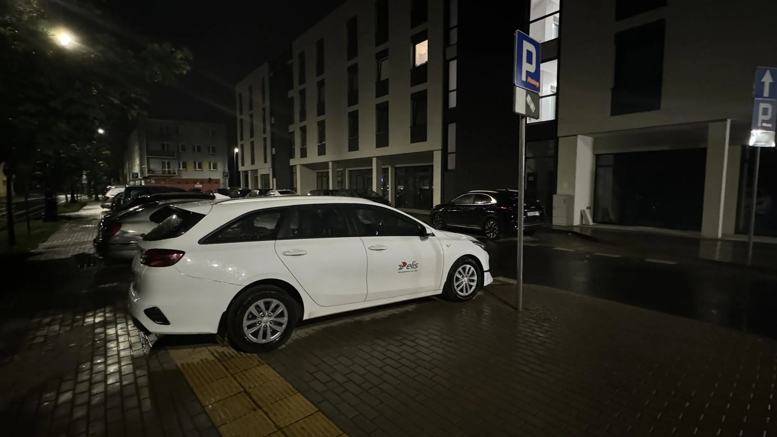 Tuż przed przejściem, poza przeznaczoną na parkowanie zatoczką.