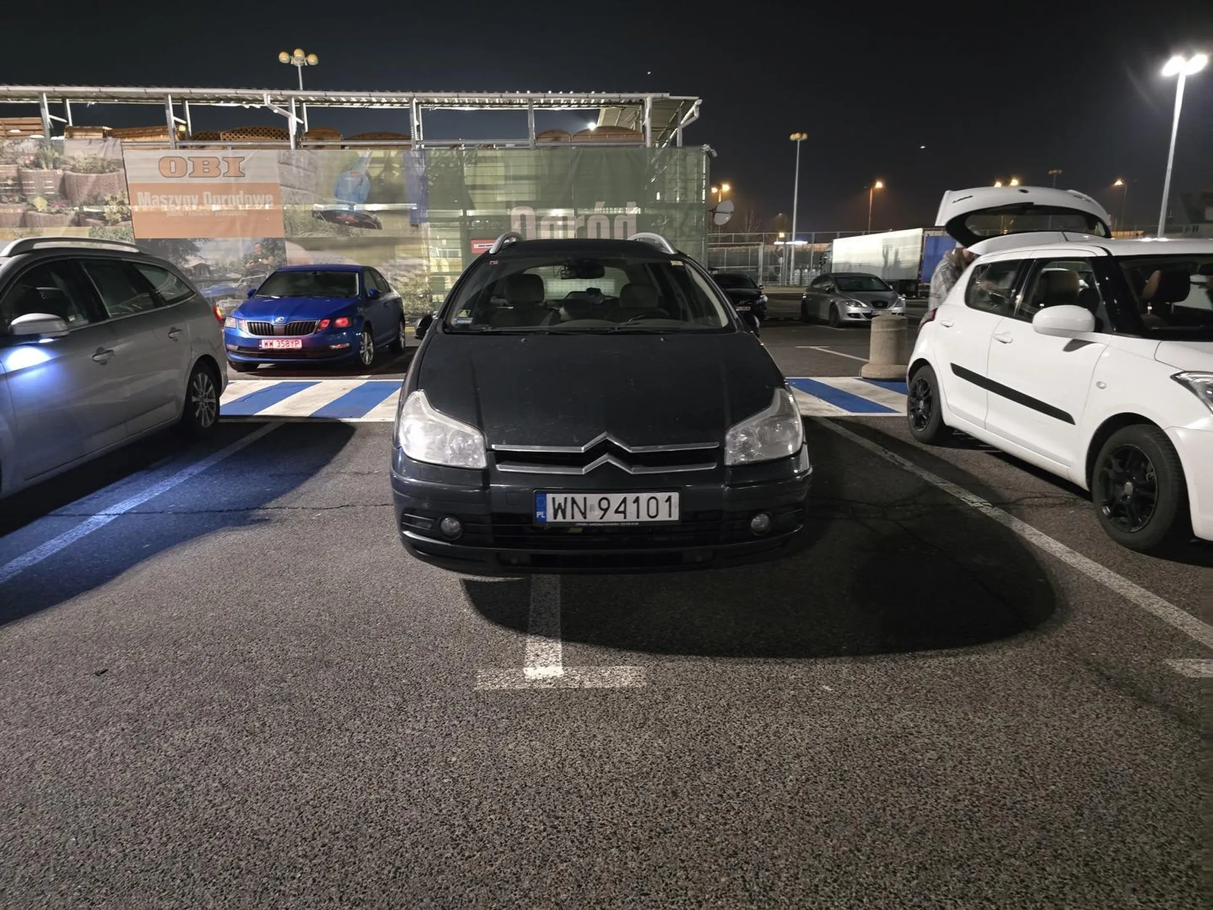 Król parkingu musi zająć dwa miejsca. Może za gruby na jedno, lub upośledzony ale od tego sa miejsca dla niepełnosprawnych...