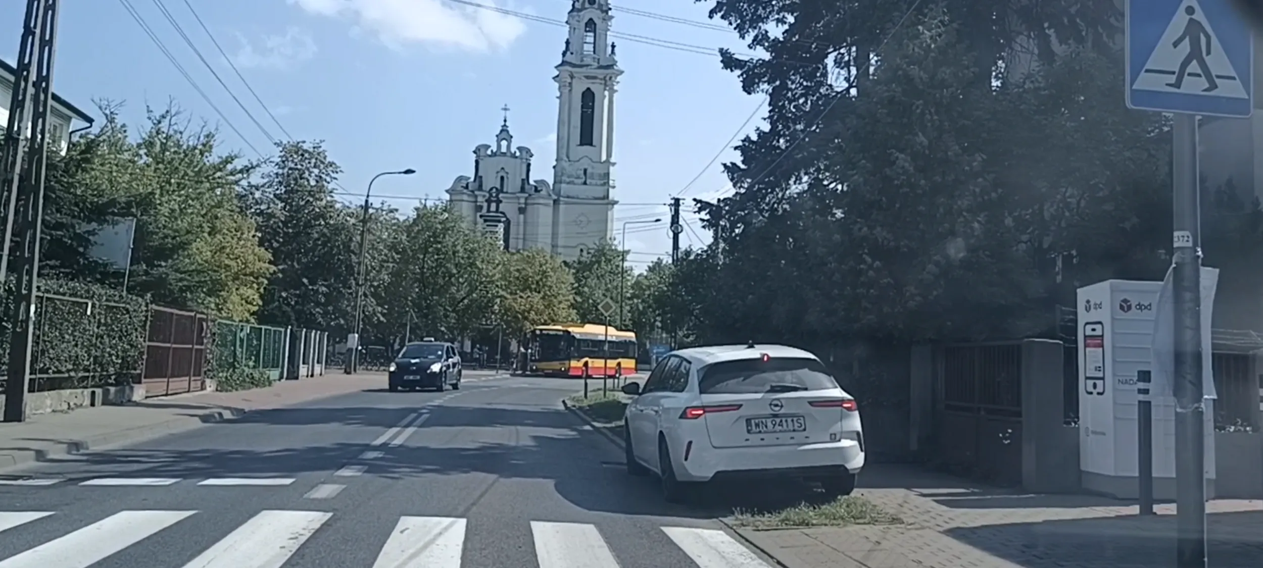 Wacusiu, nie wolno parkować przy samym przejściu dla pieszych bo zasłaniasz widoczność pieszemu i kierowcy.