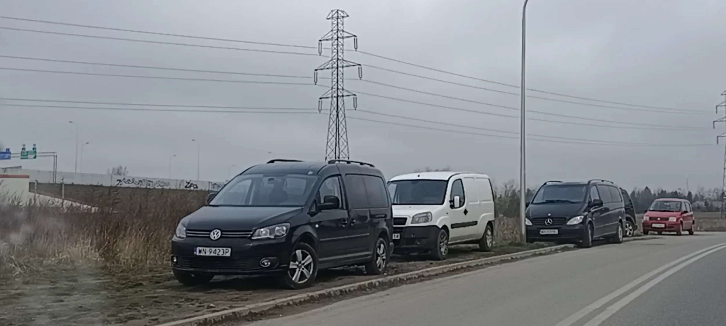 Cham stoi na poboczu drogi na trawniku a tu jest zakaz zatrzymywania się i postoju
