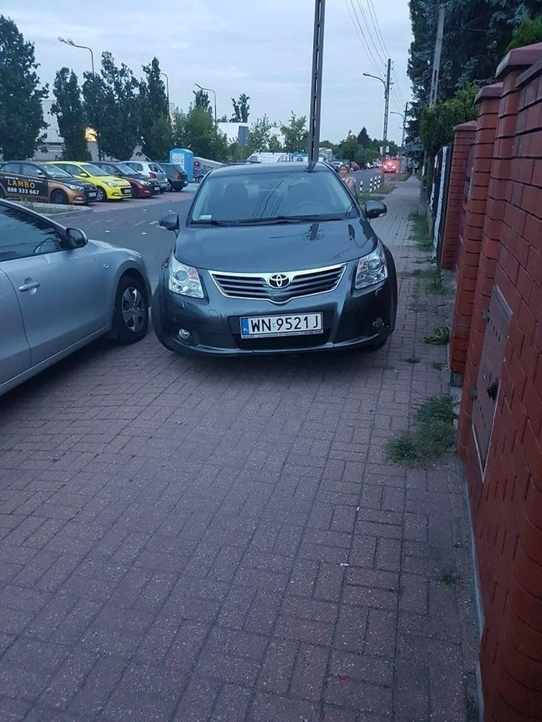 Chłop parkuje na chodniku