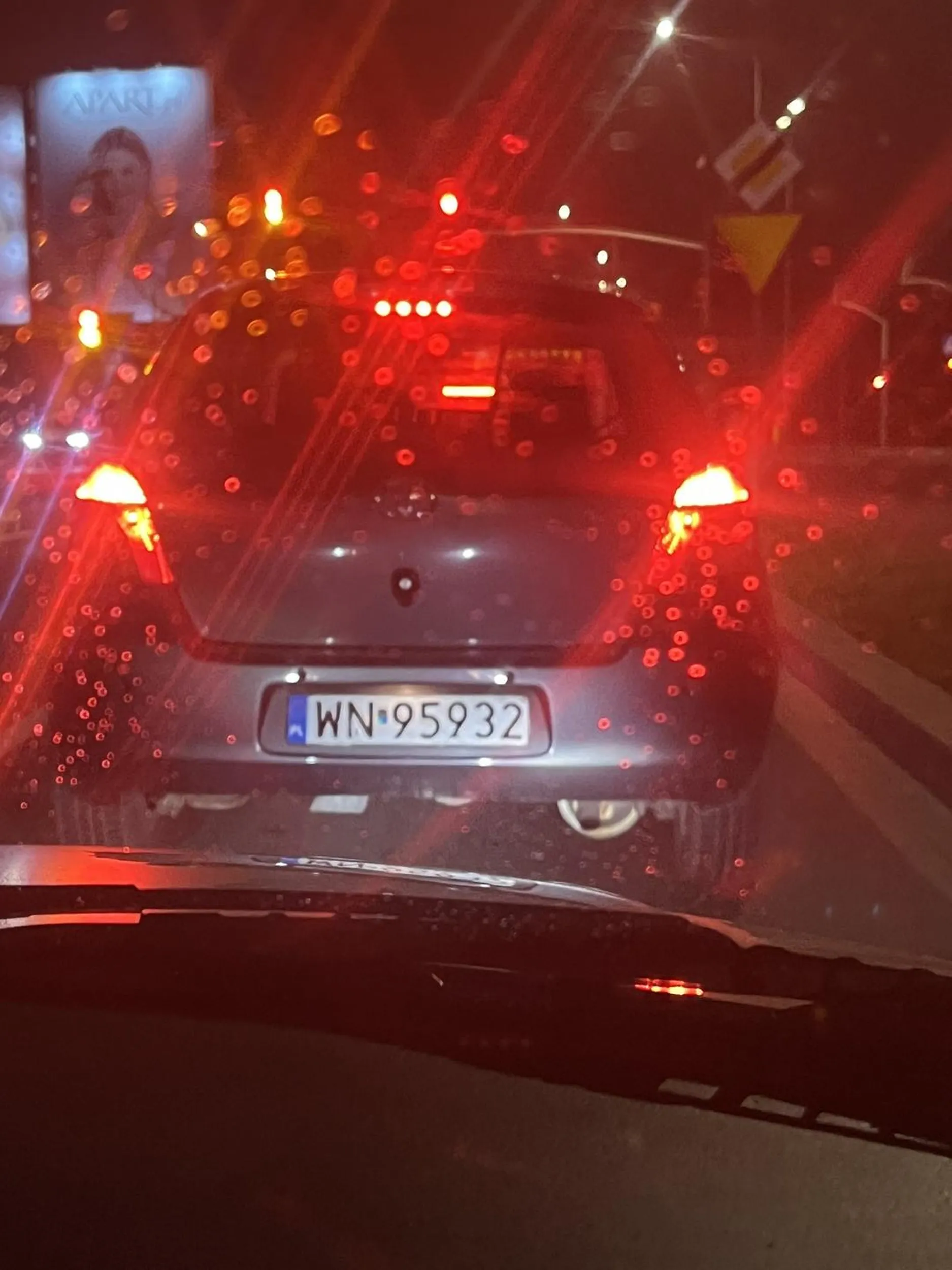 okularnik mlody nie patrzy lusterka podczas zmiany pasa i zajeżdża kazdemu droge!!!