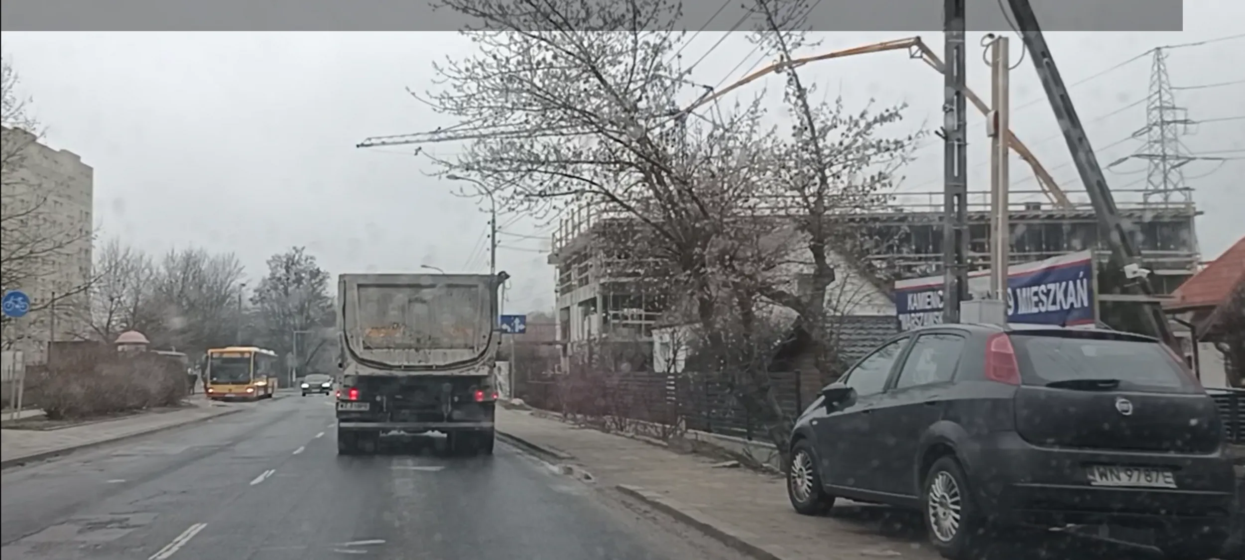 Zaparkował sobie na chodniku i poszedł pić wódkę na budowę.