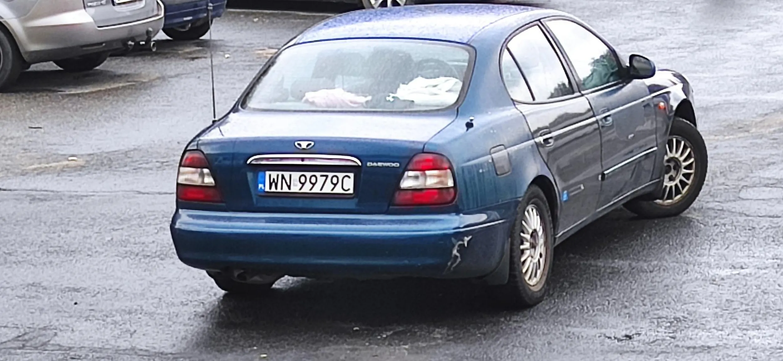 Zaj..isty jesteś gościu. Zaparkować na samym środku wjazdu do parkingu ??? ciesz się że nie miałem przy sobie vlepek karny ku.as bo byś drapał lusterka cieciu