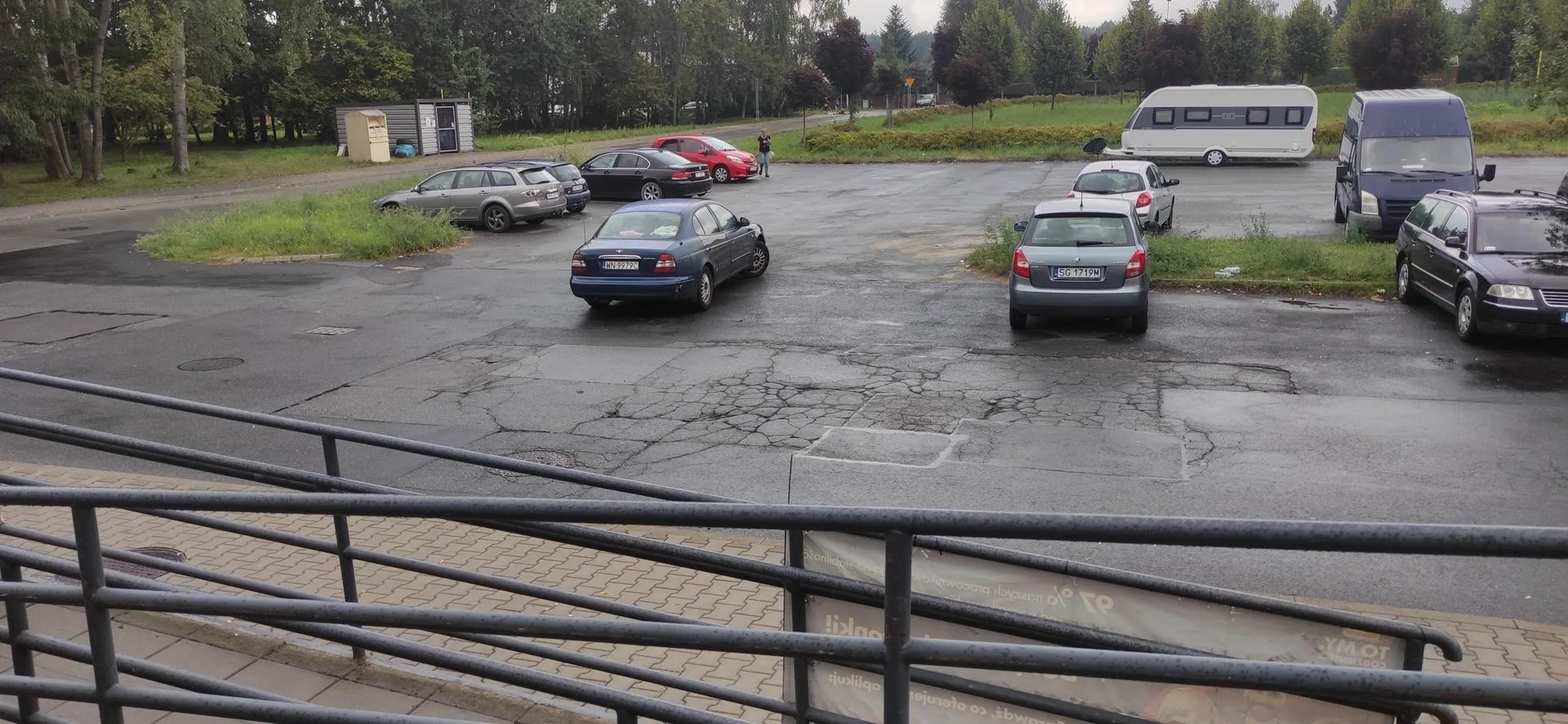 Zaj..isty jesteś gościu. Zaparkować na samym środku wjazdu do parkingu ??? ciesz się że nie miałem przy sobie vlepek karny ku.as bo byś drapał lusterka cieciu