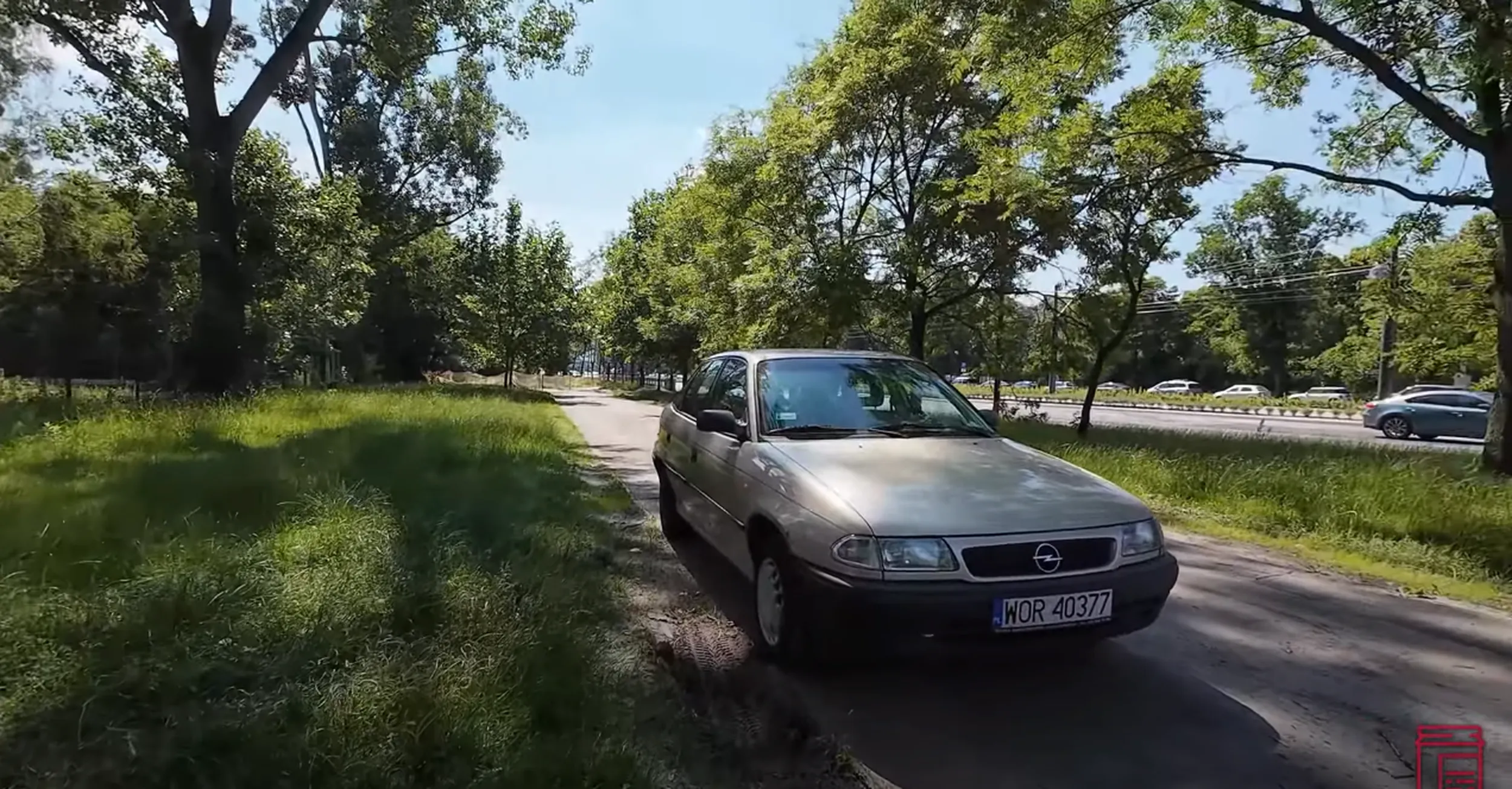 Nie reformowalna pani, od lat jeździ wzdłuż chodników, z dala od jezdni.