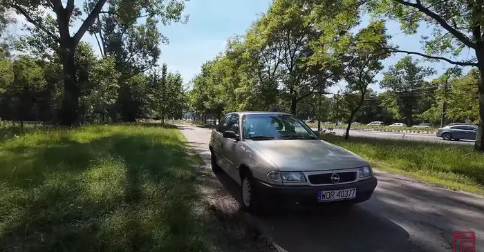 Nie reformowalna pani, od lat jeździ wzdłuż chodników, z dala od jezdni.
