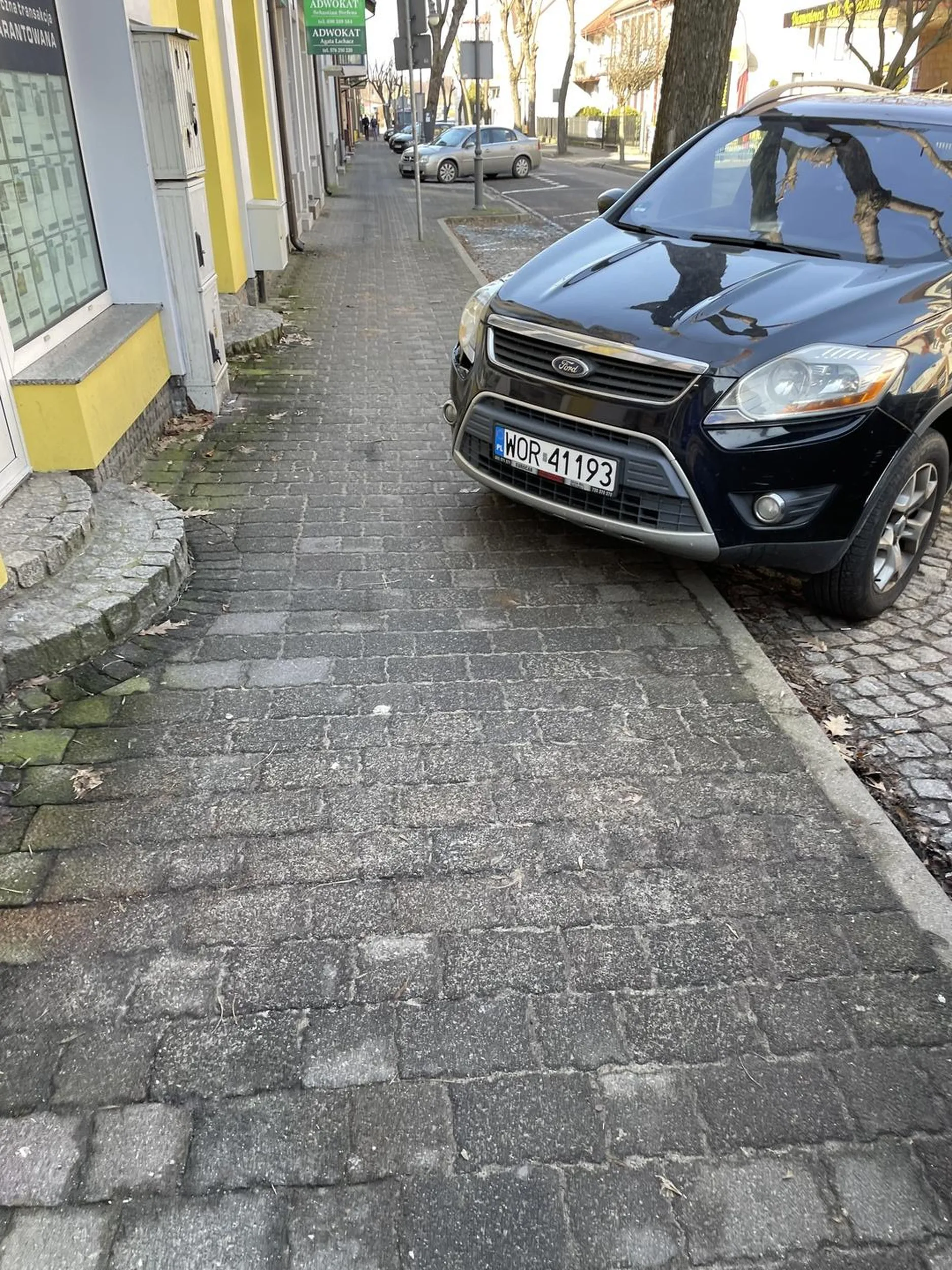 Kirowco nawet jak najeżdżasz jednym kołem na chodnik bo nie umiesz parkować to nadal stwarzasz ograniczenia dla pieszych jak dla pani z wózkiem która musiała się cofnąć i iść drugą stroną ulicy by potem znów wrócić na tą stronę która jej skutecznie zablokowałeś.