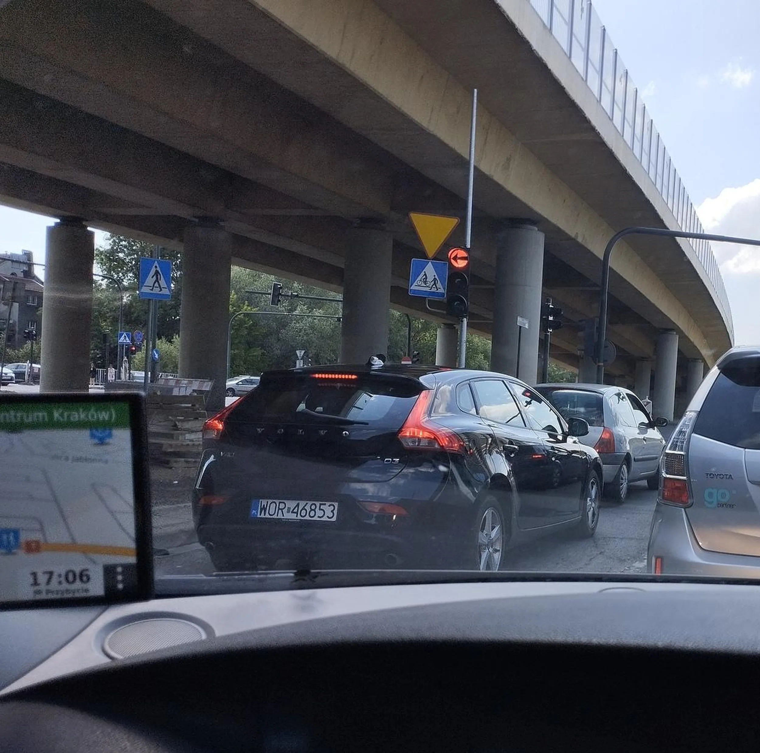 Jechał za mną. Odległość od zderzaka około 1-1,5 metra i poruszał się od krawędzi jezdni lewej do osi jezdni, na sąsiedni pas również wyjeżdżał. Po zjechaniu i puszczeniu tego delikwenta, to samo wykonywał za kierowcą jadącym na jego pasie przed nim. Wyglądał na naćpanego lub po spożyciu alkoholu, lat około 25. Uważajcie na niego!