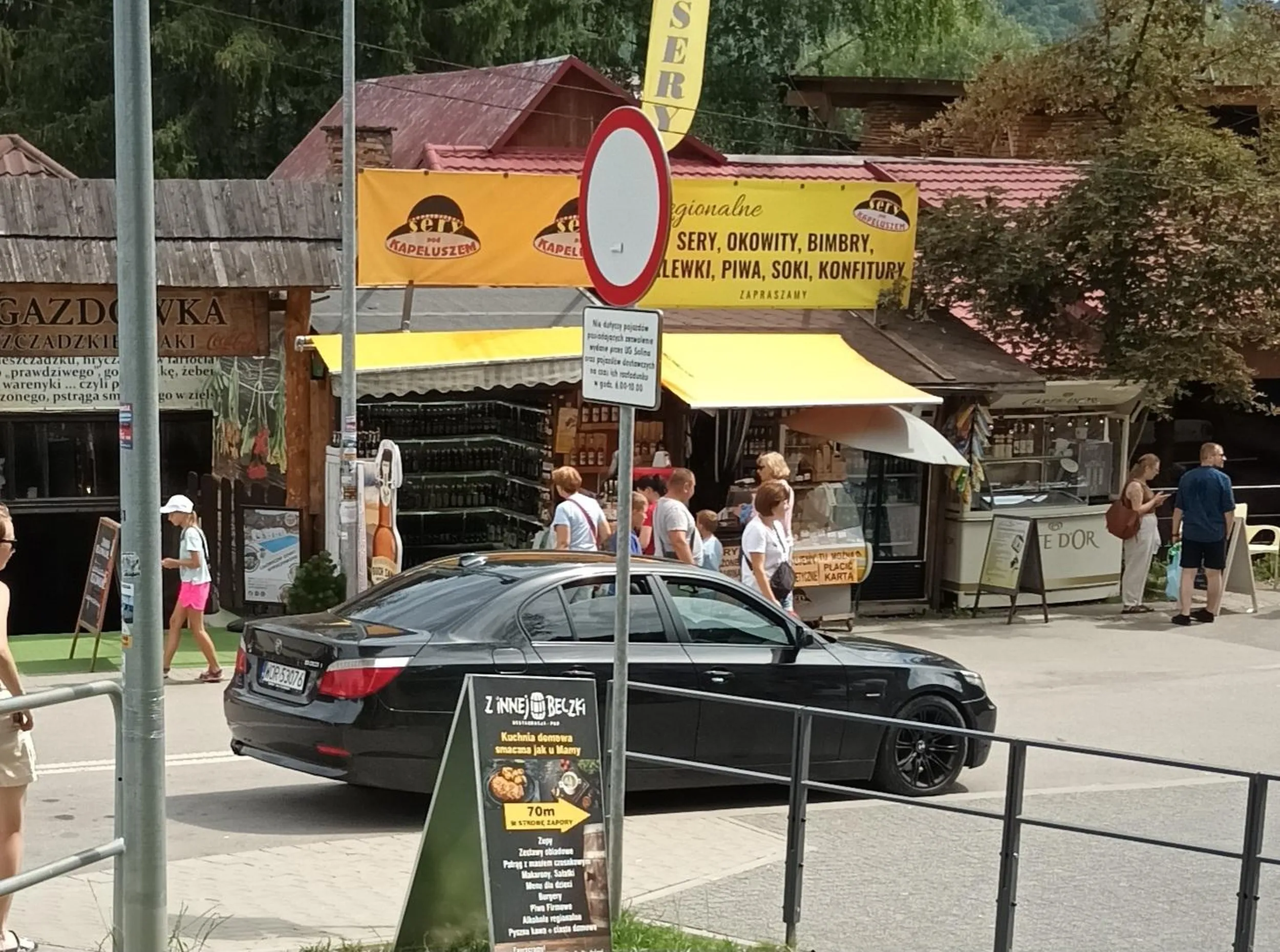 To jakiś cymbał bez kultury. Dziś przy tamie nad Soliną księciunio z przyjaciółmi porzucił swojego grata na środku drogi tuż za zakazem wjazdu. I poszedł pewnie kupować magnesy i oscypki. W okół mnóstwo parkingów ale jego widocznie nie stać.