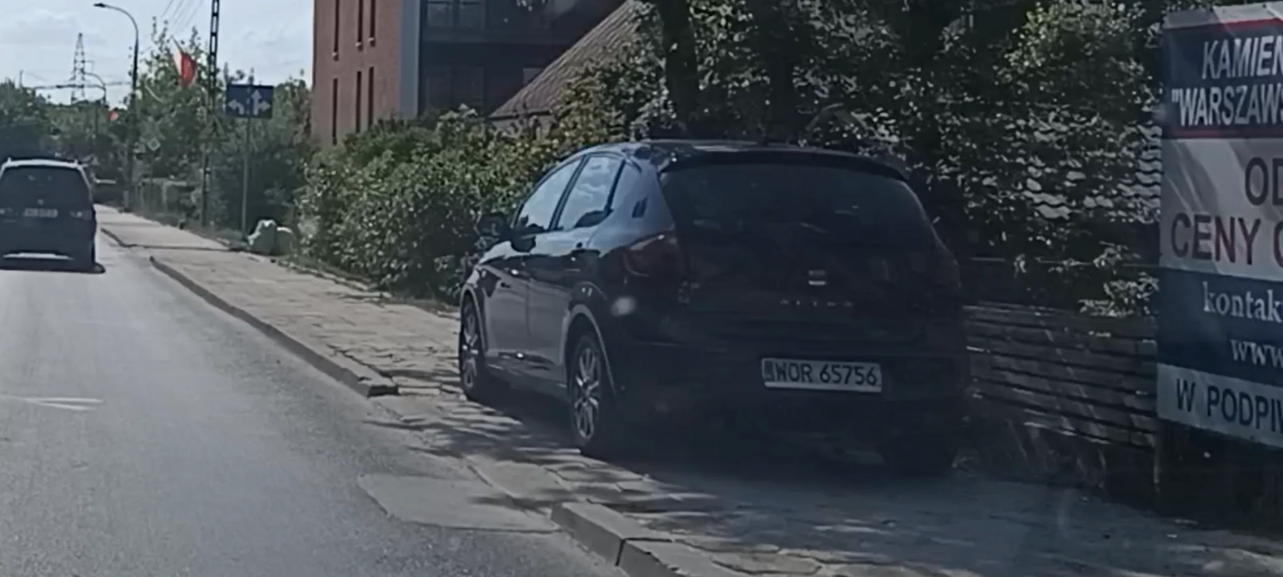 Zastawił chodnik.... bo ludzie nie potrzebują chodników, prawda?