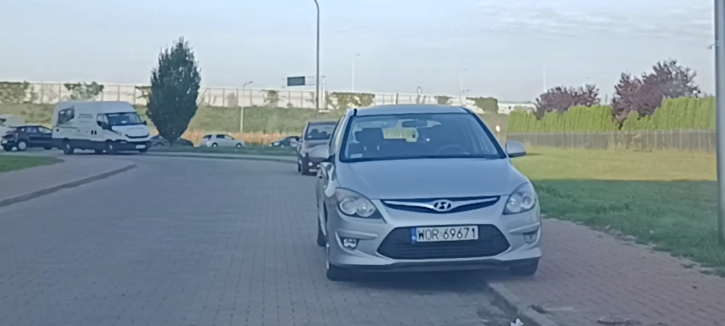 Menda stoi w ulicy gdzie jest zakaz zatrzymywania się i postoju B-36