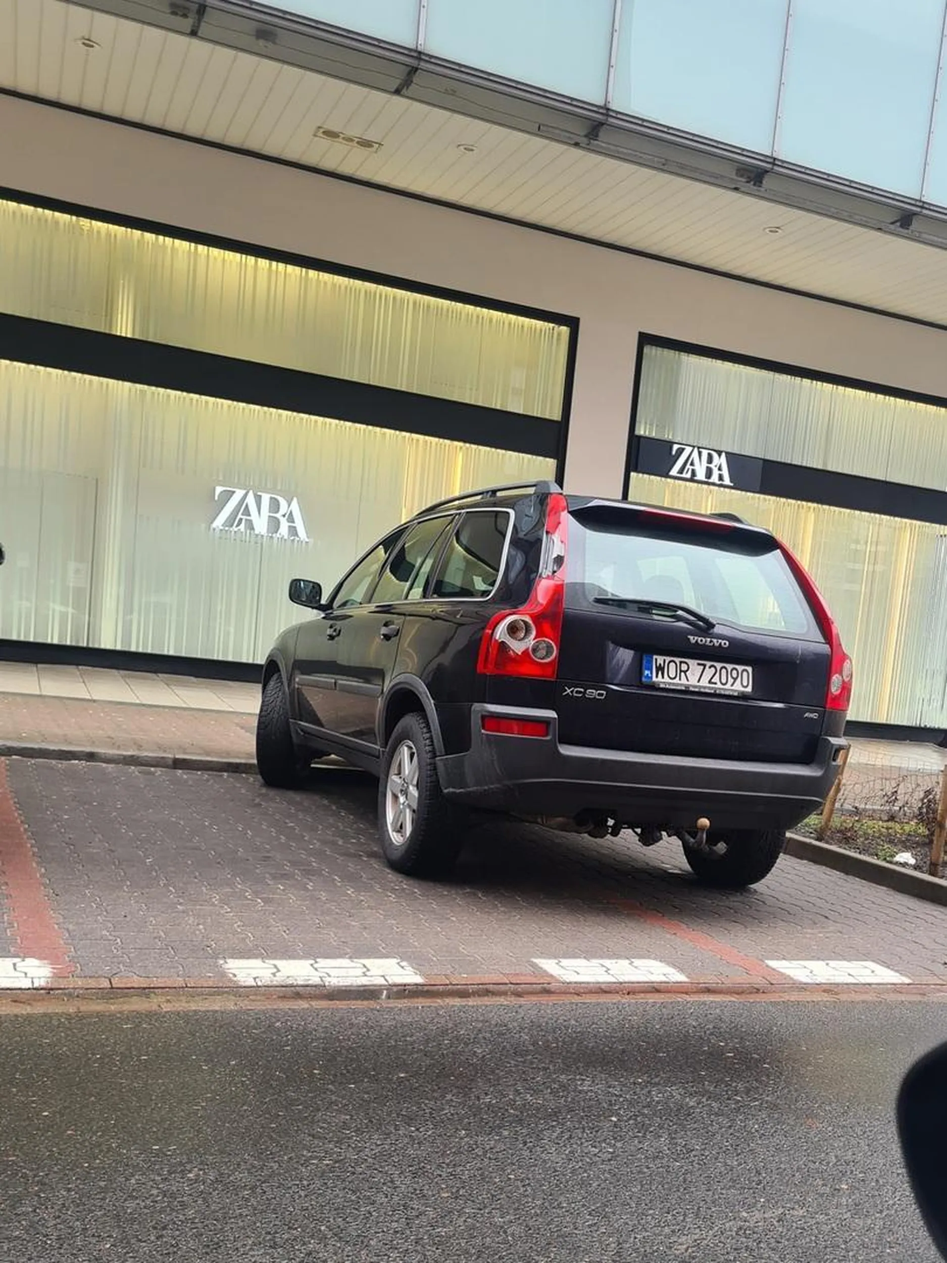 Proszę o komentarz do zachowania pana.