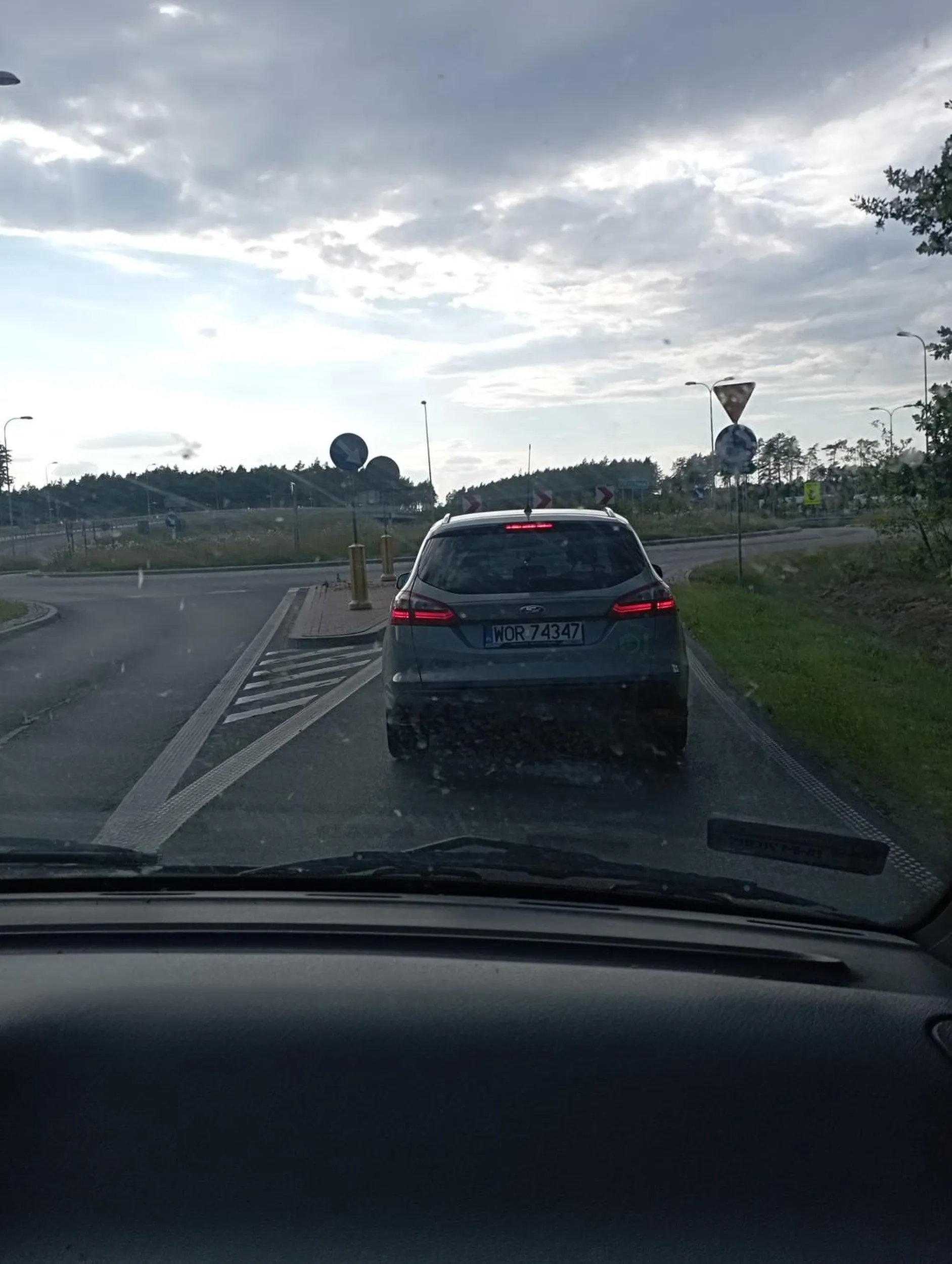 Nieźle się popisałaś przy wyprzedzaniu, prawie zabiłaś kilka osób... Szacun dla ciebie kolego z (chyba) pasata, że po ominięciu tej ****** tak ładnie opanowałeś auto.