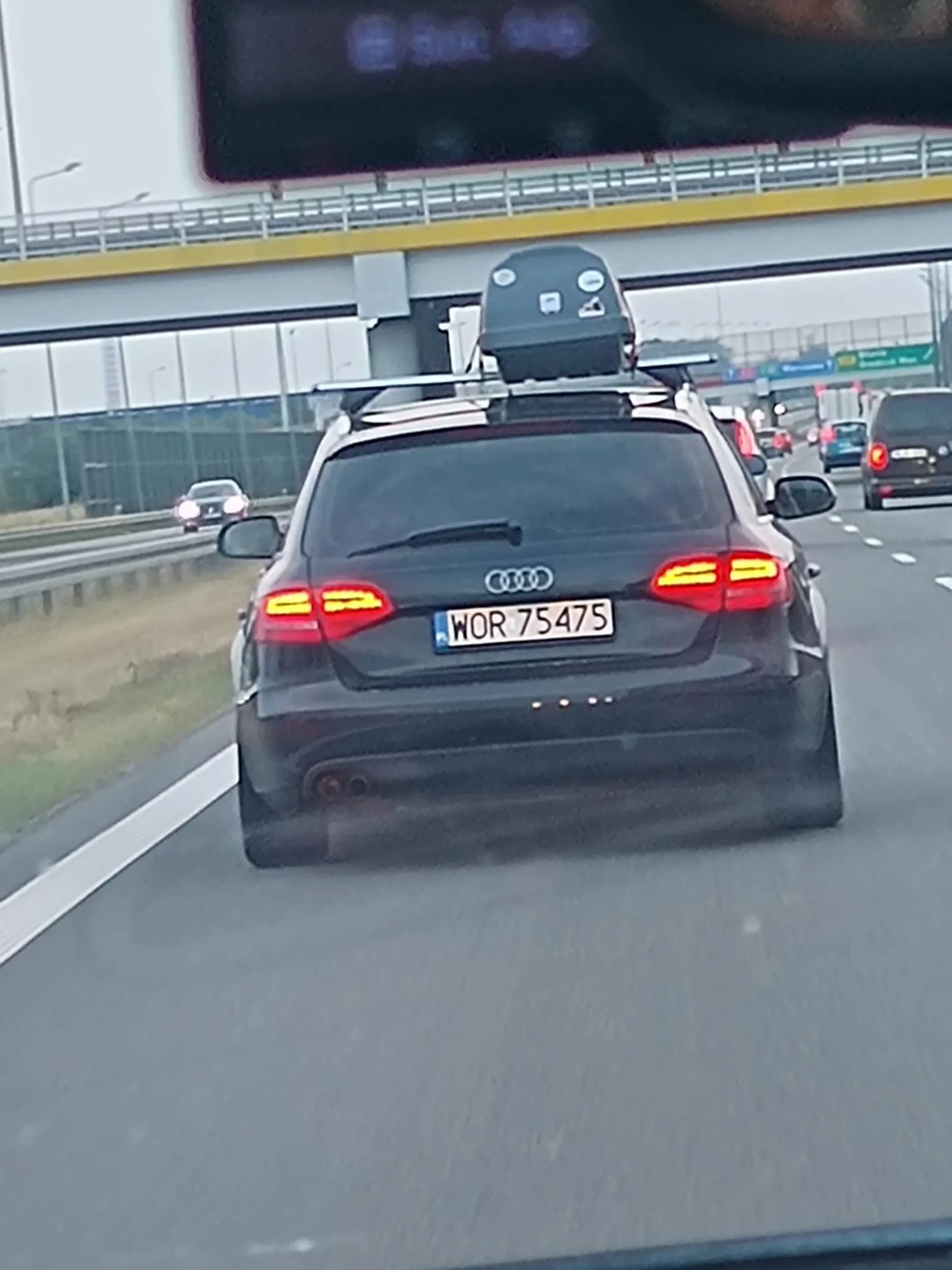 Na bezczelna na autostradzie wpycha się na lewy pas. Raz strąbiony podjął kolejną próbę. Szkoda, że brakuje umysłu i wyobraźni podczas jazdy...Nie pozdrawiam...