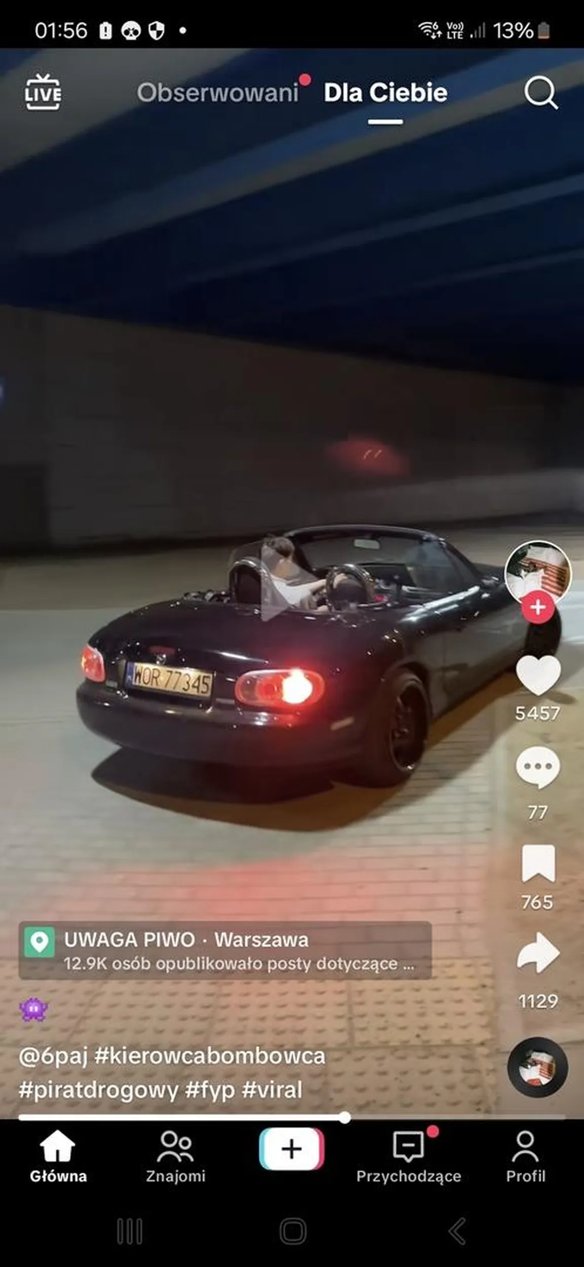 Jakiś pajac jeździ po pasach.