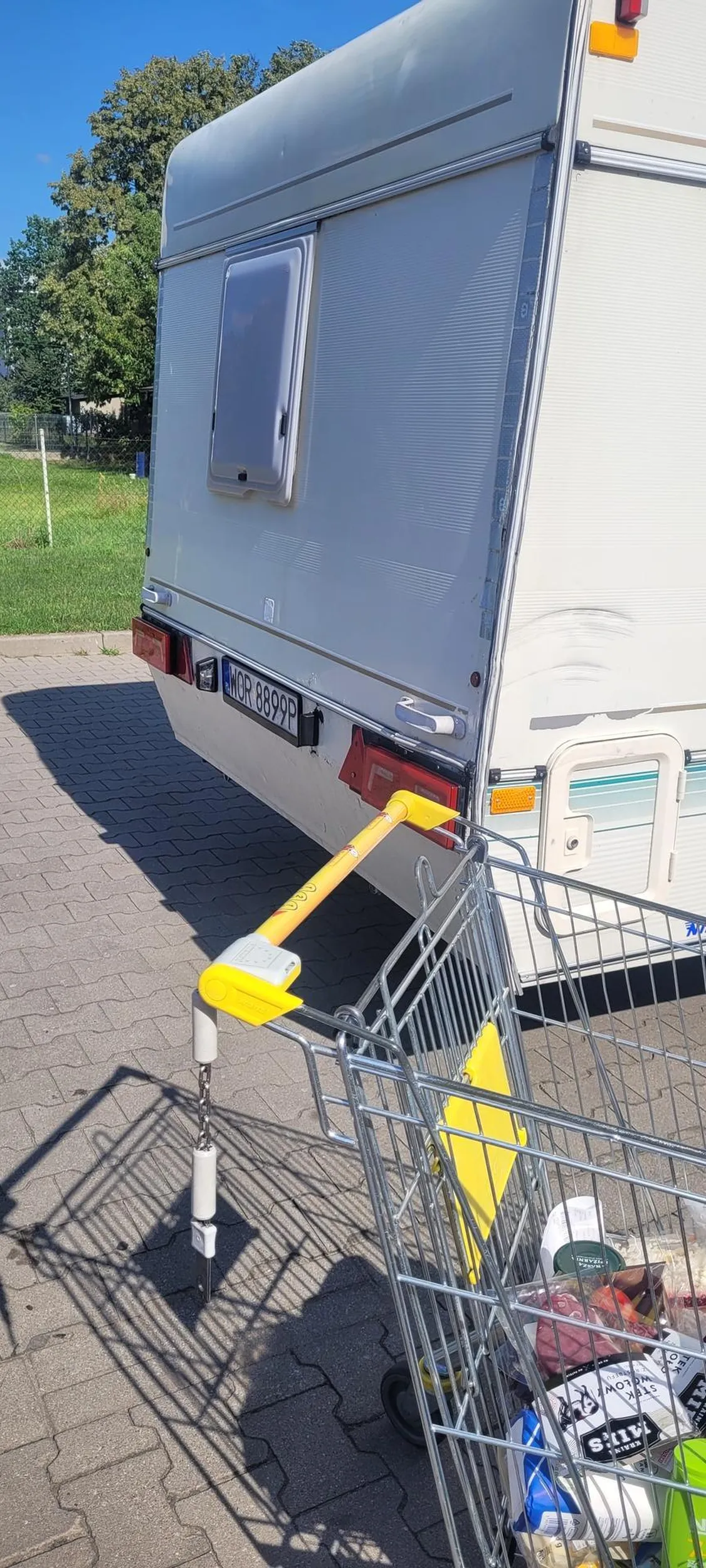 Co to za parkowanie przy biedronce ? nie da rady wyjechać z parkingu