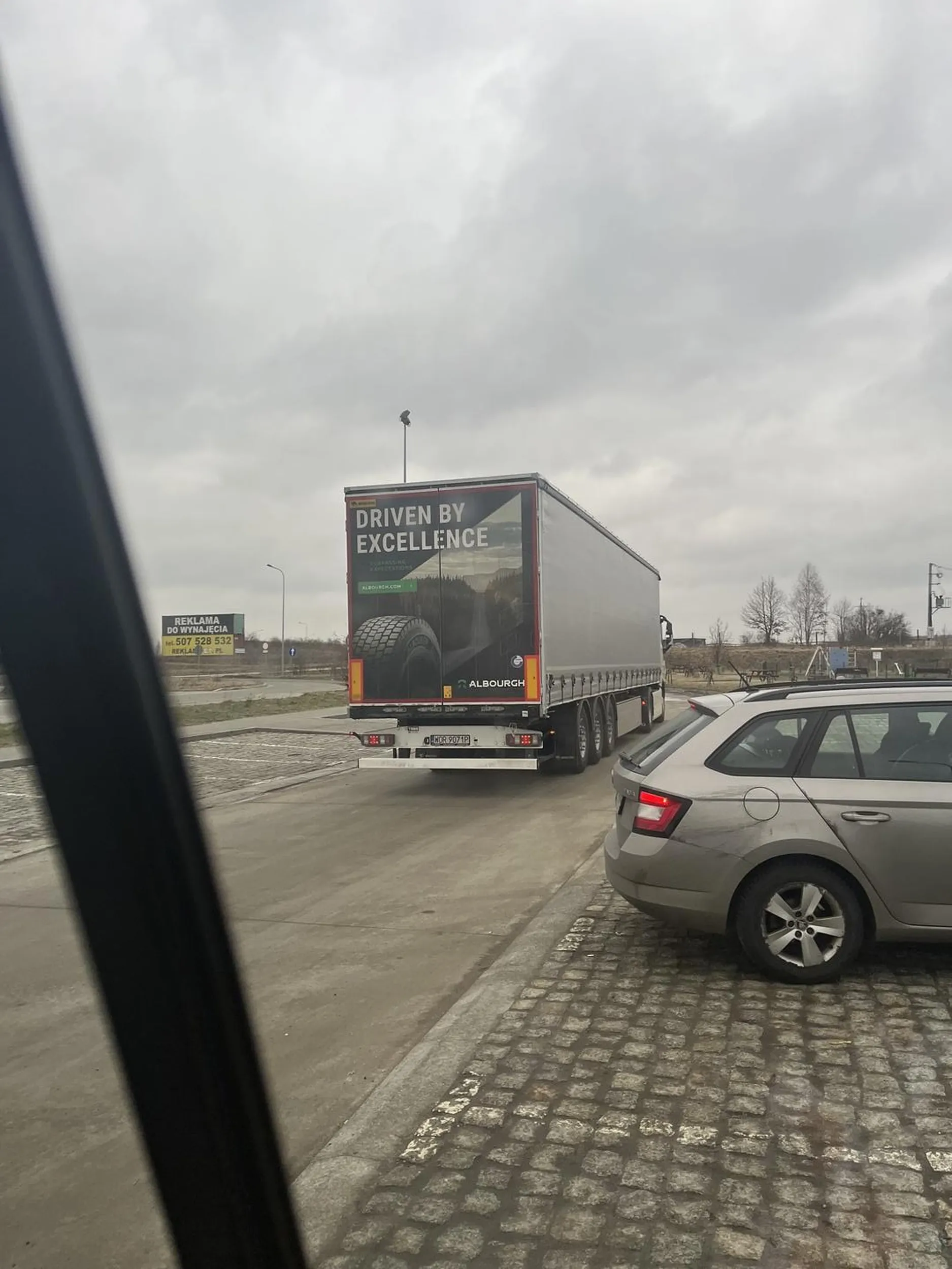 Zaparkowaliśmy na parkingu z toaletami, a za toaletami srał pan tak jakby nie chciało ało by mu się iść do toalety . Dodatkowo ciężarówkę zostawił na środku parking