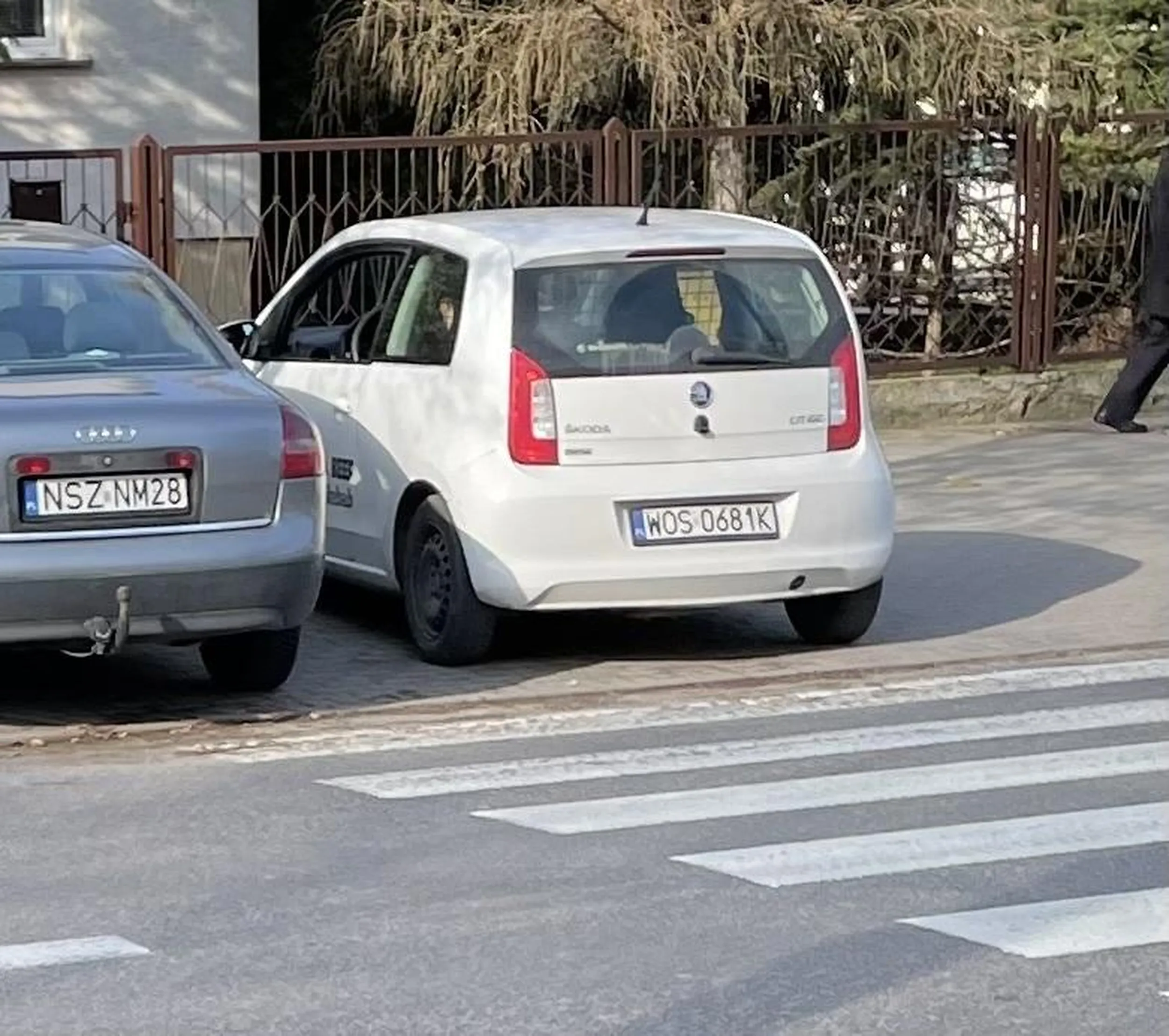 Tacy kierowcy jak on narzekają że nie ma miejsc parkingowych tylko że nigdy nie będzie wystarczająco miejsc jak się ignoruje puste miejsca które są trochę dalej a chce się mieć pod samymi drzwiami.