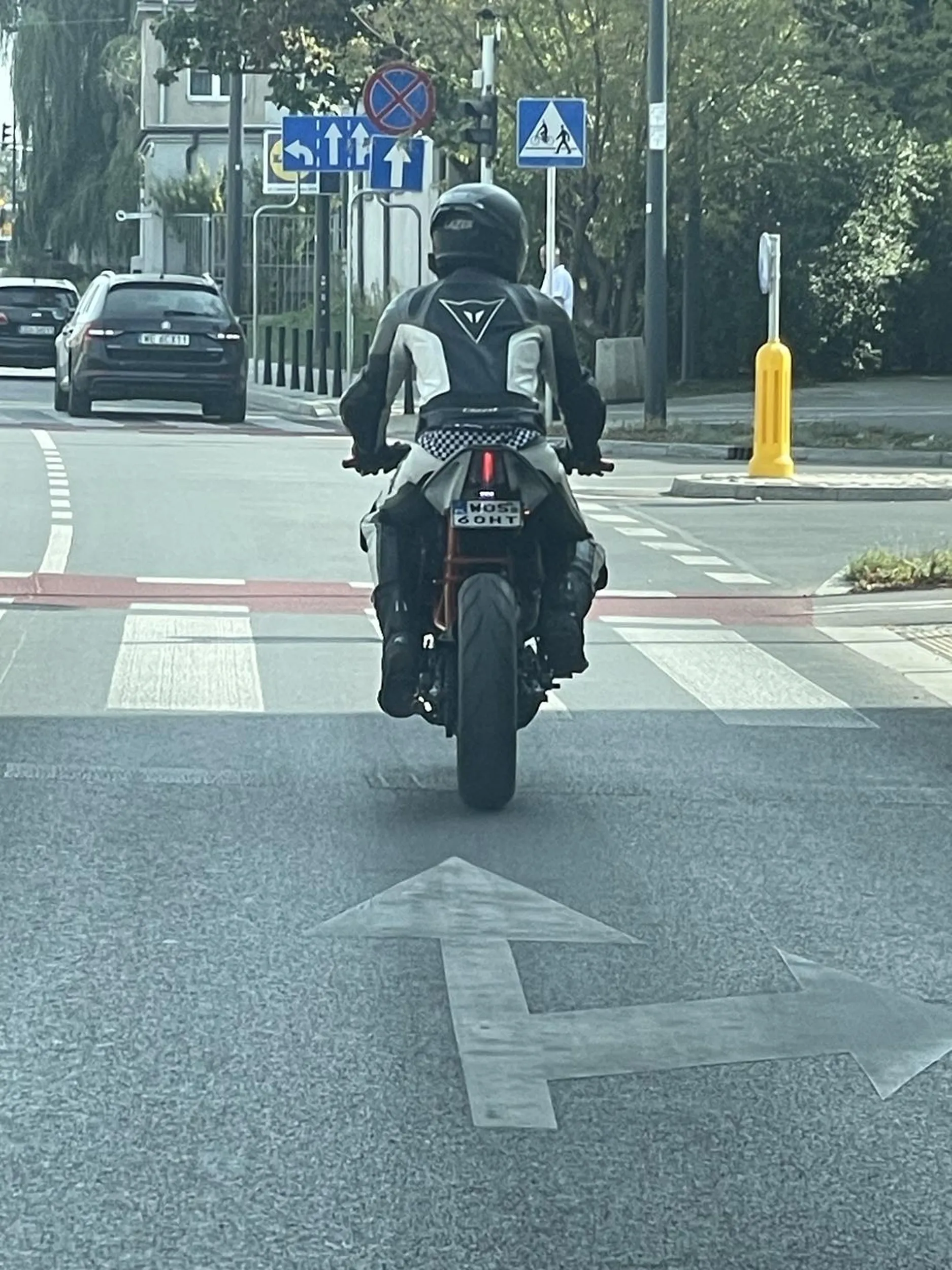 Pierdzacy motorek głośny w cholerę z mikroswiatlami zamiast kierunkowskazów …skąd ci ludzie się biorą