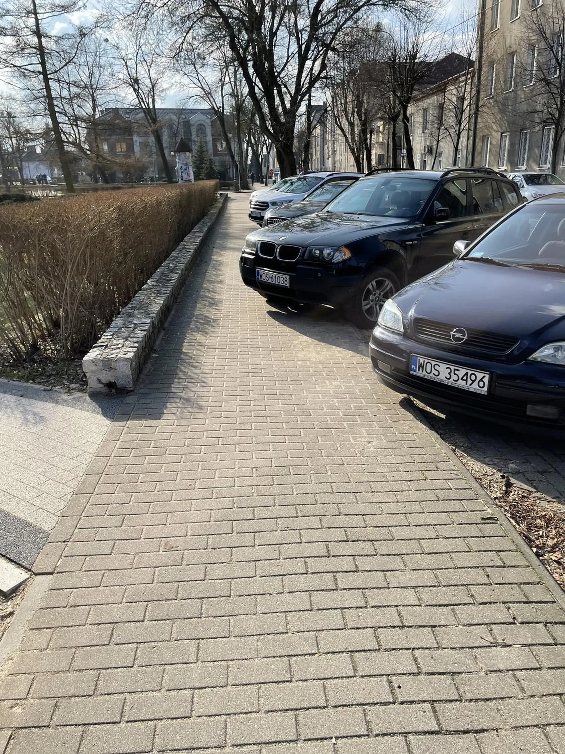 Mówią że SUVy to bezpieczne samochody. Może każdy samochód byłby bezpieczny jakby np. kierowcy taki jak ten umieli nimi jeździć. Parking długi że bez problemu kombi się mieści a suv już nie? Czy może kierowca nie umie?