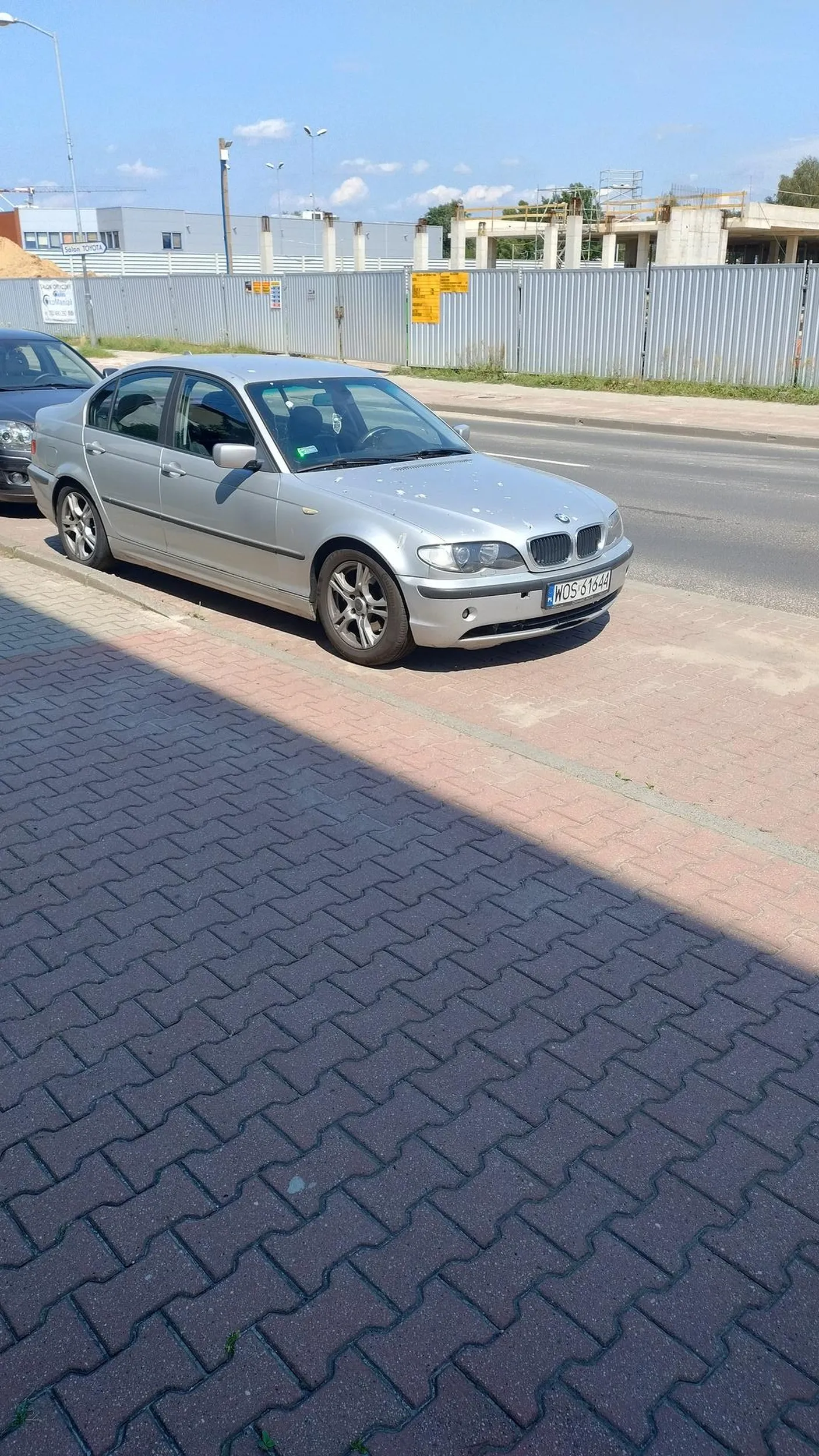 Widać, że marka samochodu zobowiązuje do dobilizmu. Stoi w bramie.